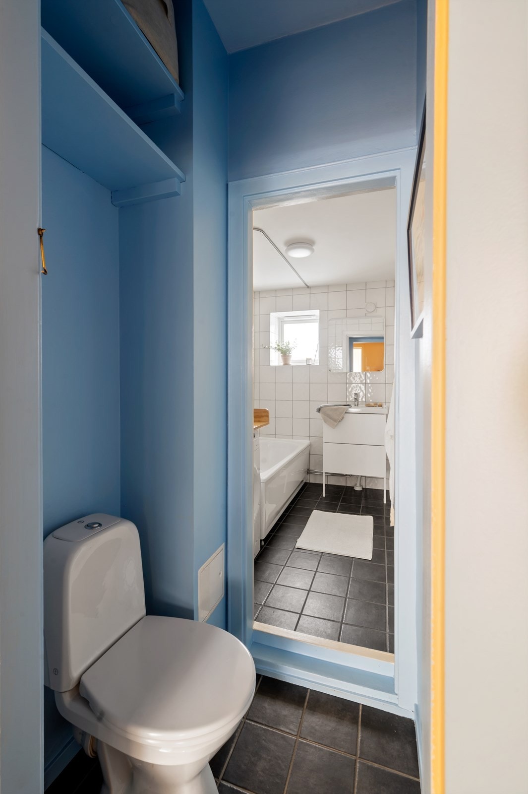 Her er det flislagt på gulv med malte vegger i betong. Det er innredet med klosett. Galleribilde