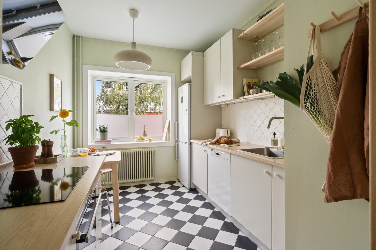 Funksjonelt kjøkken fra IKEA. Her er kjøkkenet holdt i praktisk, separat løsning der du får en fin sone for matlagingen. Galleribilde