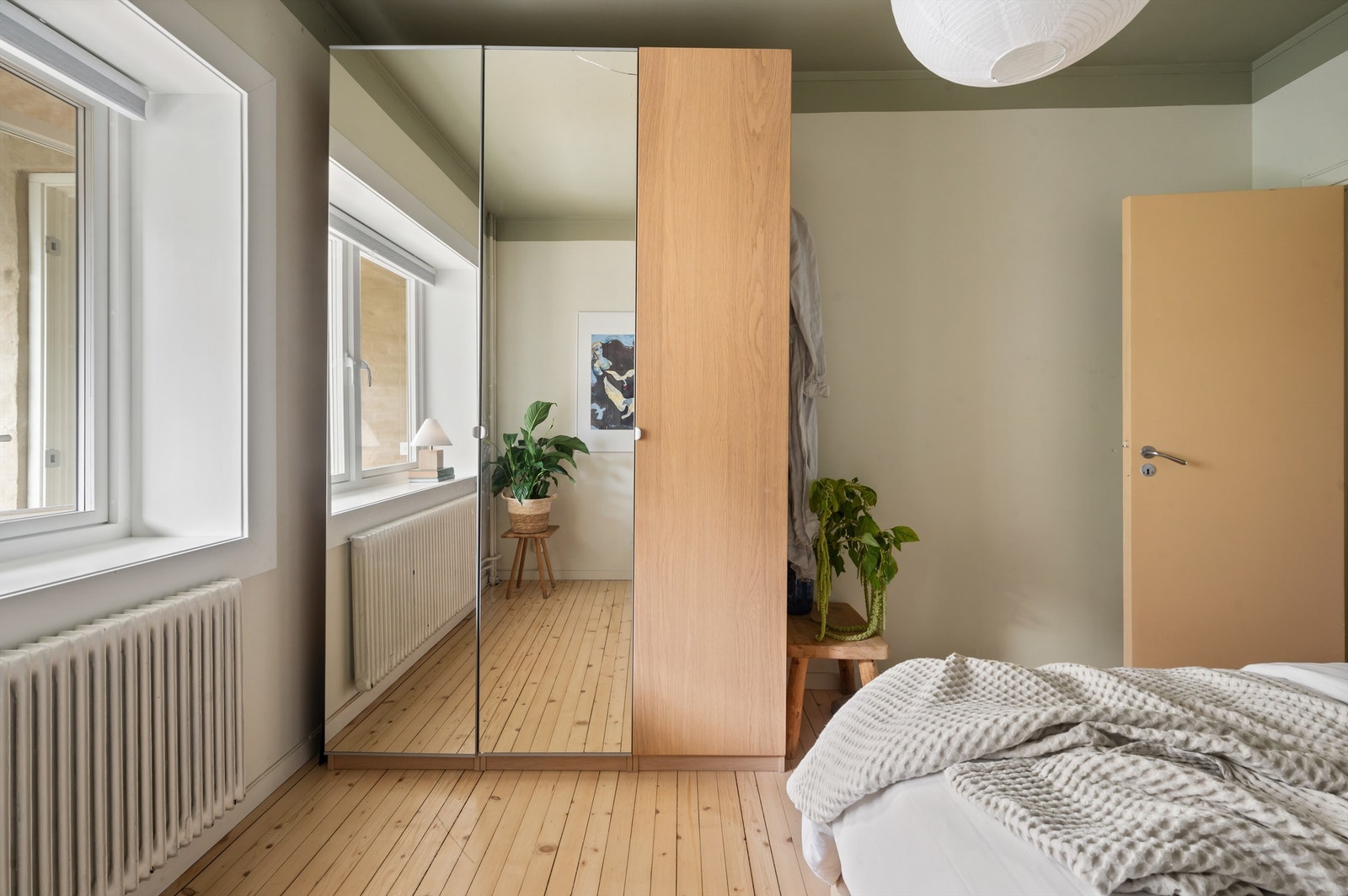 Det er rikelig med oppbevaringsplass i et romslig garderobeskap. Galleribilde