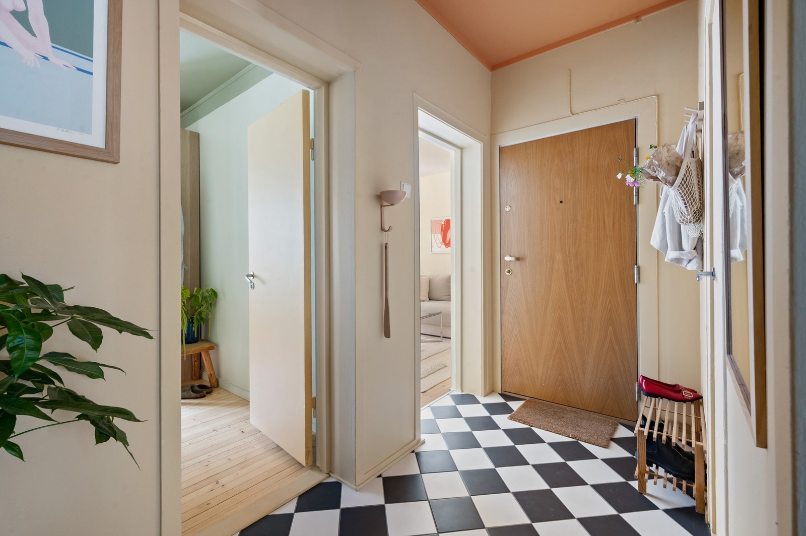 Velkommen inn! Leilighetens entré er lys og innbydende og gir et godt førsteinntrykk av boligen. Galleribilde