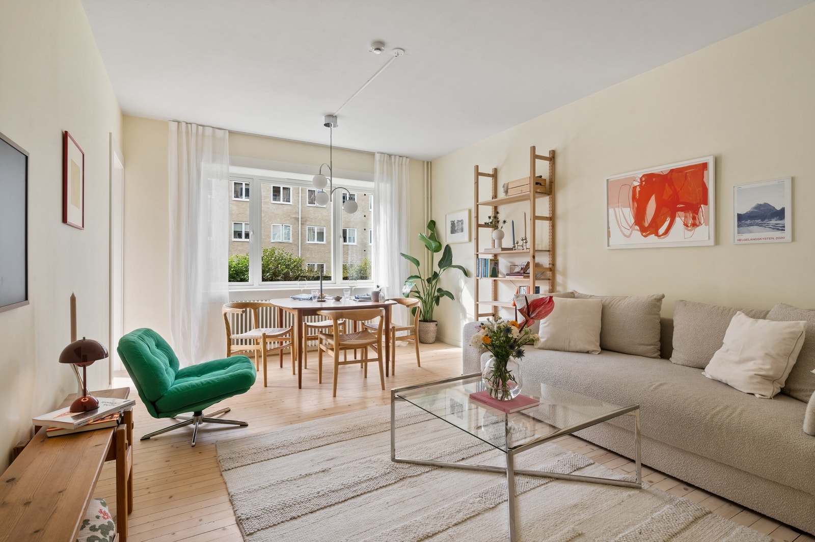 Tom Martinsen v//Krogsveen har gleden av å presentere en lys og sjarmerende 2-roms leilighet med en solrik balkong på Sofienberg! Galleribilde