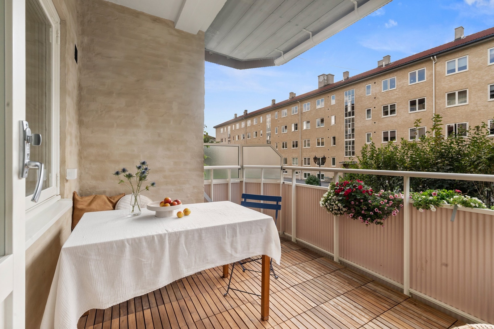 Fra stuen kommer du ut til boligens vestvendte balkong på 8 kvm. Galleribilde