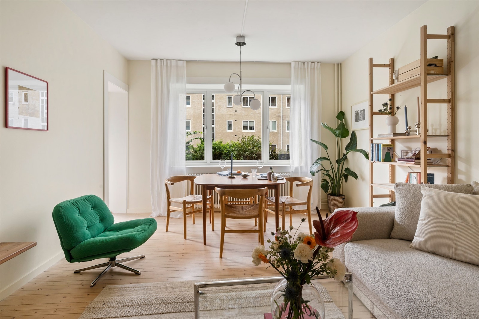 Store vindusflater skaper en luftig atmosfære med gjennomgående lysinnslipp. Galleribilde