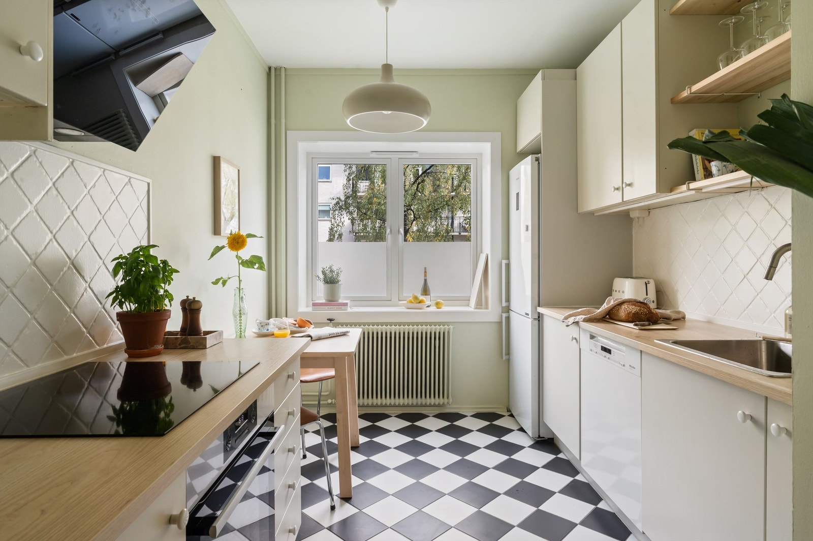 Det er rikelig med oppbevaringsplass i både skuffer og skap. Den gode benkeplassen gjør det enkelt å diske opp lekre retter. Galleribilde