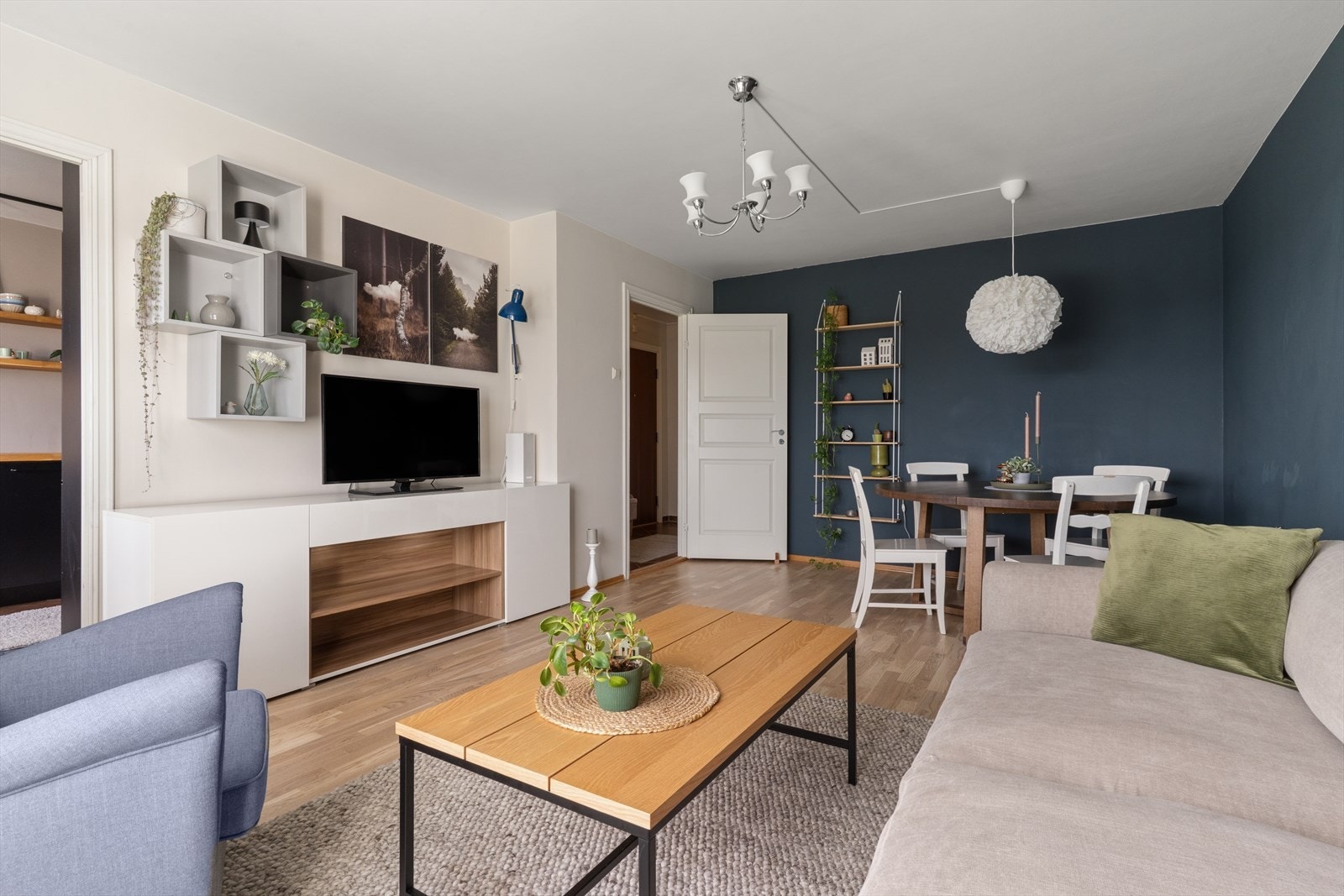 Store vindusflater slipper inn rikelig med dagslys og skaper en luftig atmosfære. Galleribilde