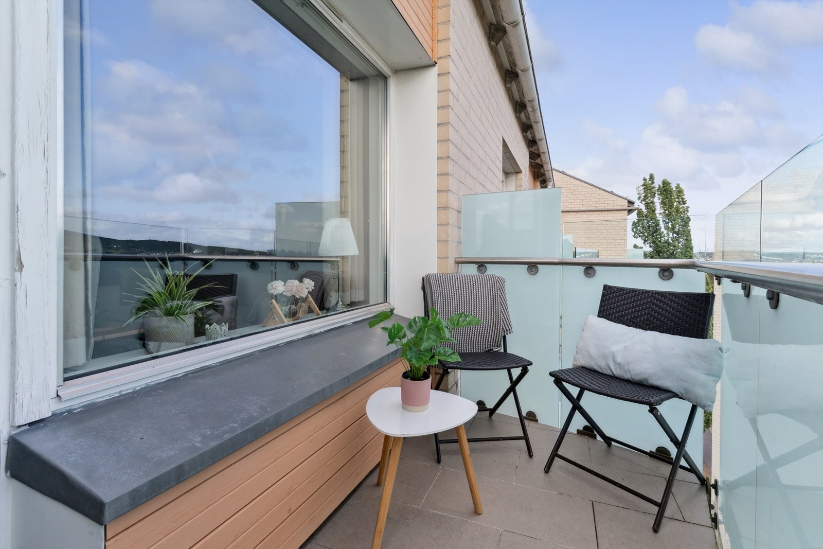 Balkongen gir plass til et lite bord og stoler, og fungerer som en hyggelig uteplass gjennom store deler av året. Galleribilde