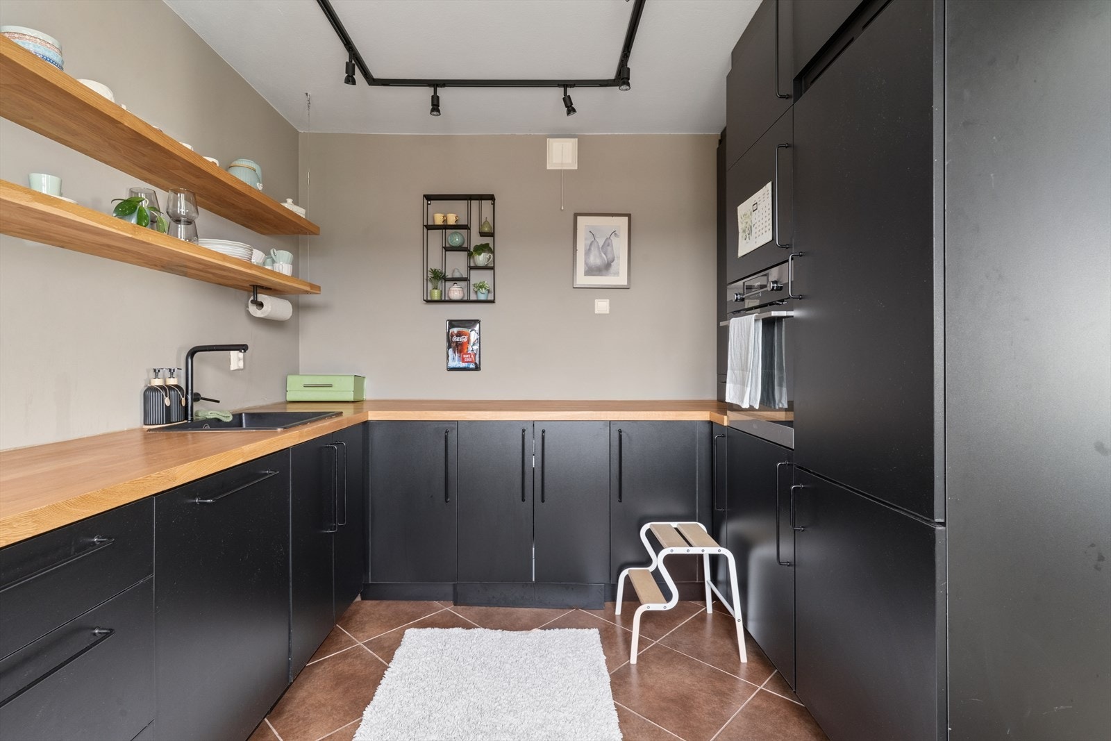 Det er godt med skap- og benkeplass, og kjøkkenet er utstyrt med kjøl/frys, oppvaskmaskin, komfyr, induksjonstopp og kjøkkenventilator. Galleribilde