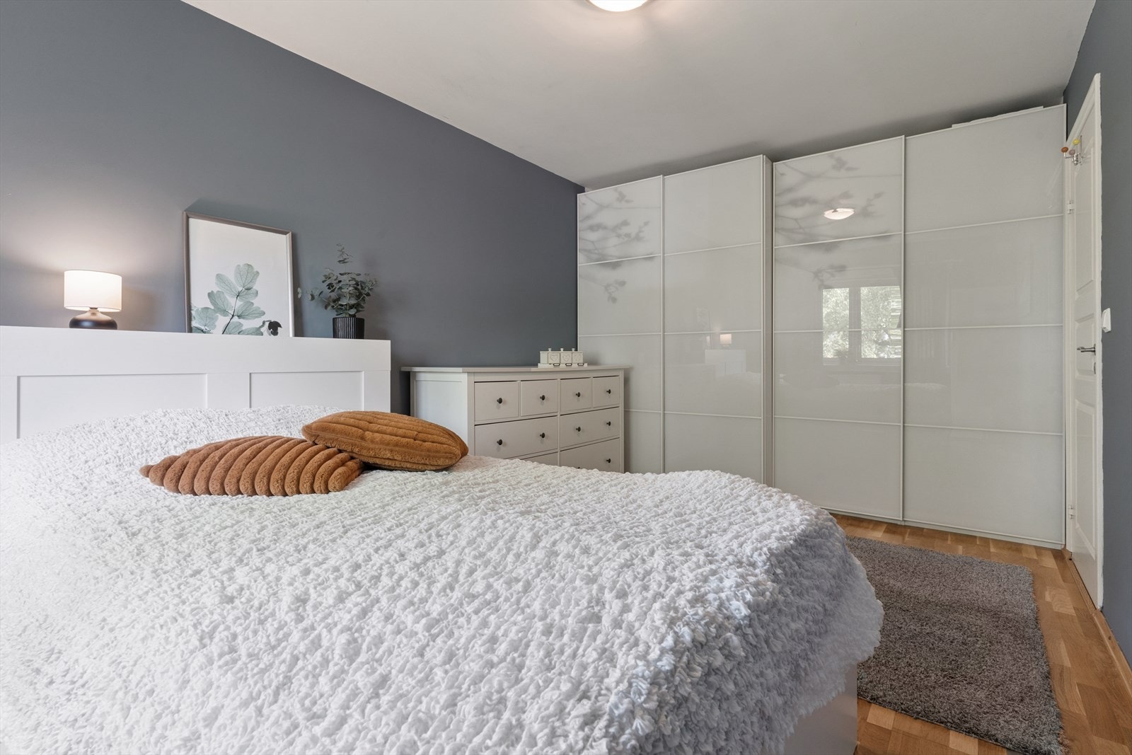 I tillegg er det stor skyvedørsgarderobe som gir rikelig med oppbevaringsplass. Galleribilde