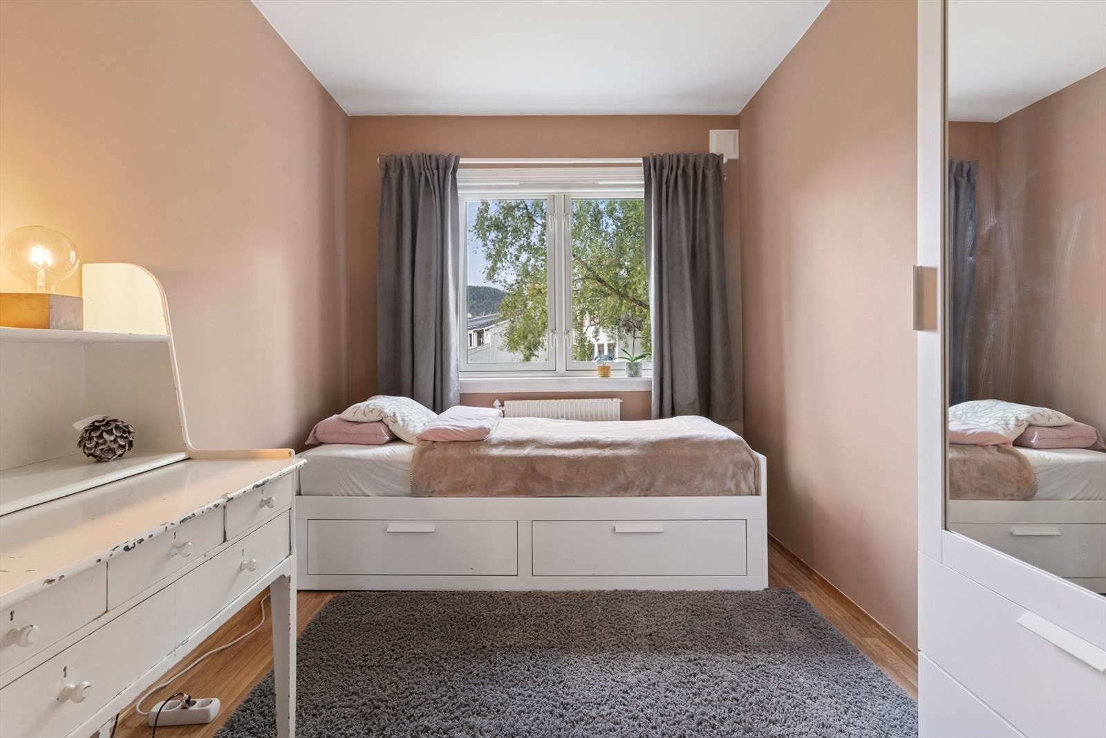 Det andre soverommet egner seg godt som barnerom, gjesterom eller kontor. Her er det plass til seng, garderobe og annet møblement etter behov. Galleribilde