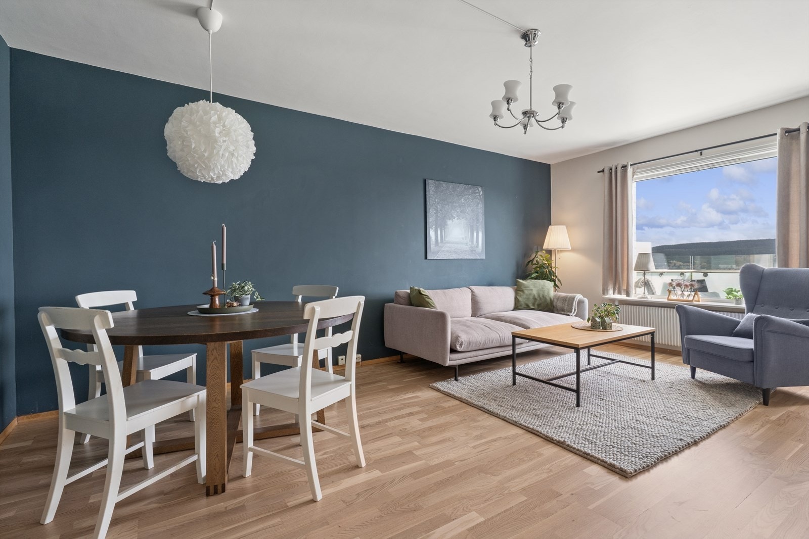 Lys og romslig stue med god plass til både sofagruppe og spisebord. Galleribilde