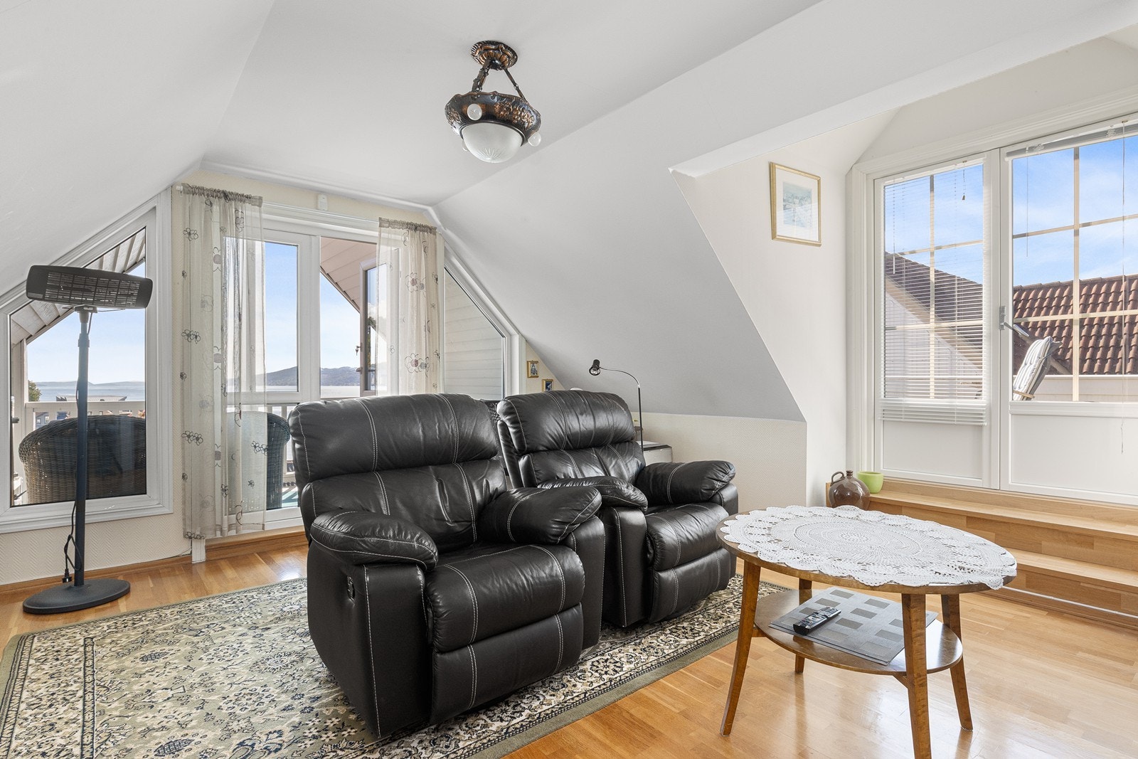 Loftstue med utgang til to terrasser Galleribilde