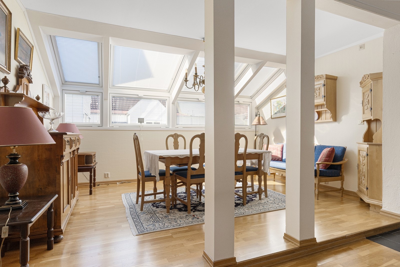 Spisestue med varme i gulv og masse lys. Galleribilde