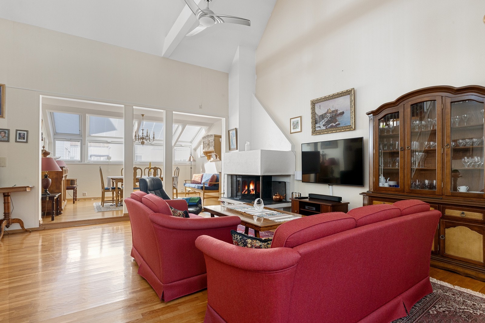 Stue med god takhøyde og peis med innsats. Galleribilde