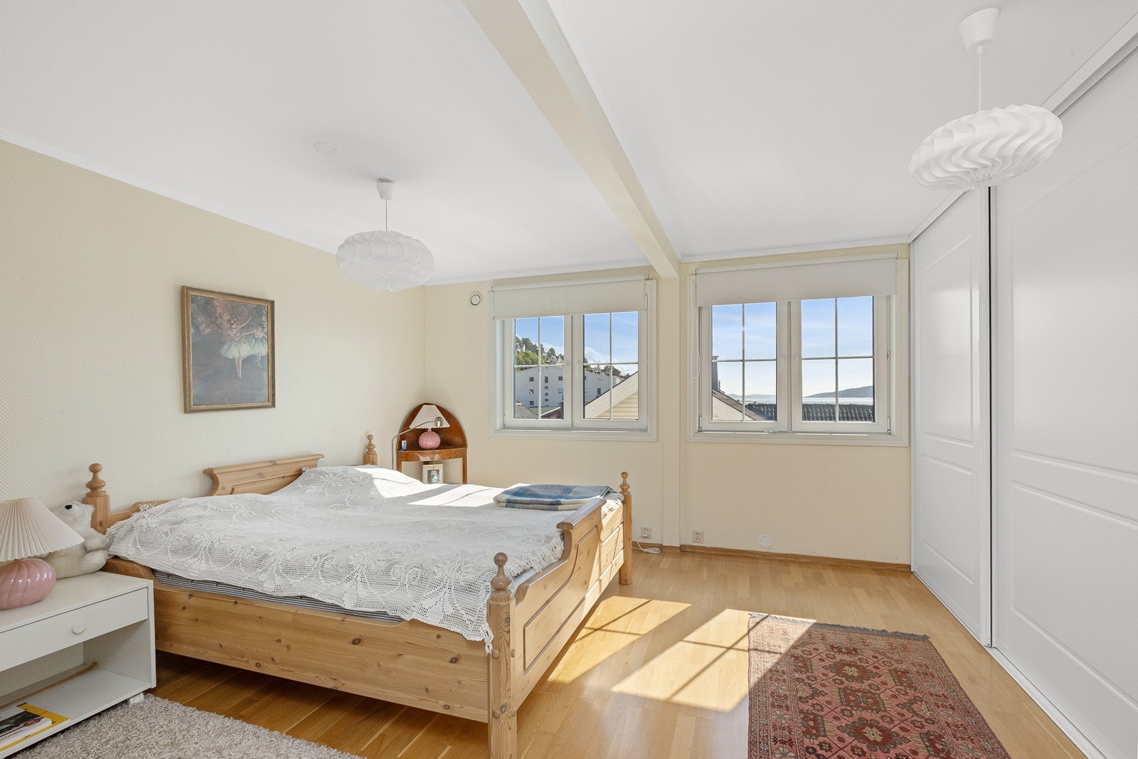 Stort hovedsoverom med skyvedørsgarderobe. Tidligere 2 soverom. Galleribilde