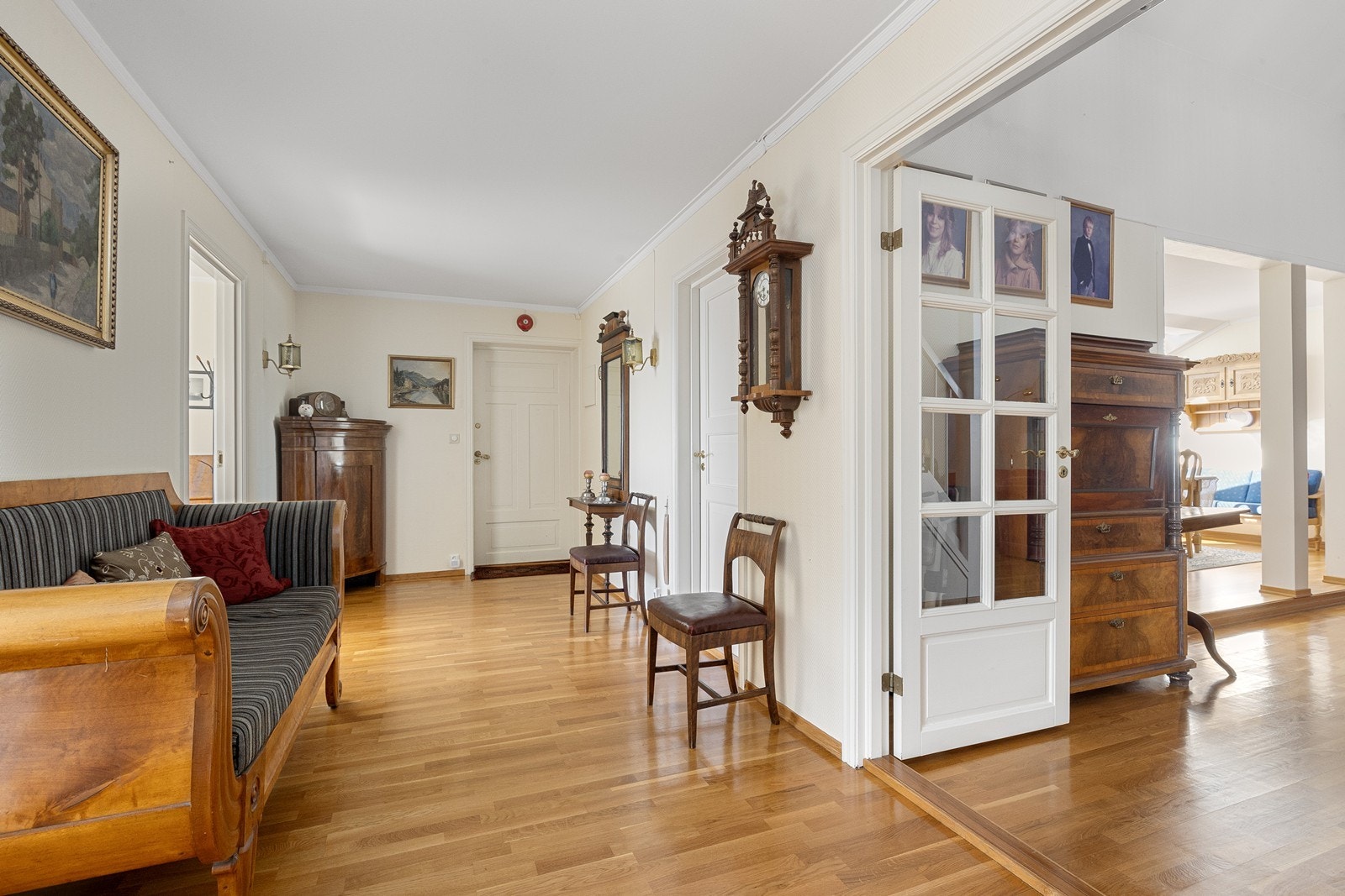 Romslig gang og hall. Galleribilde