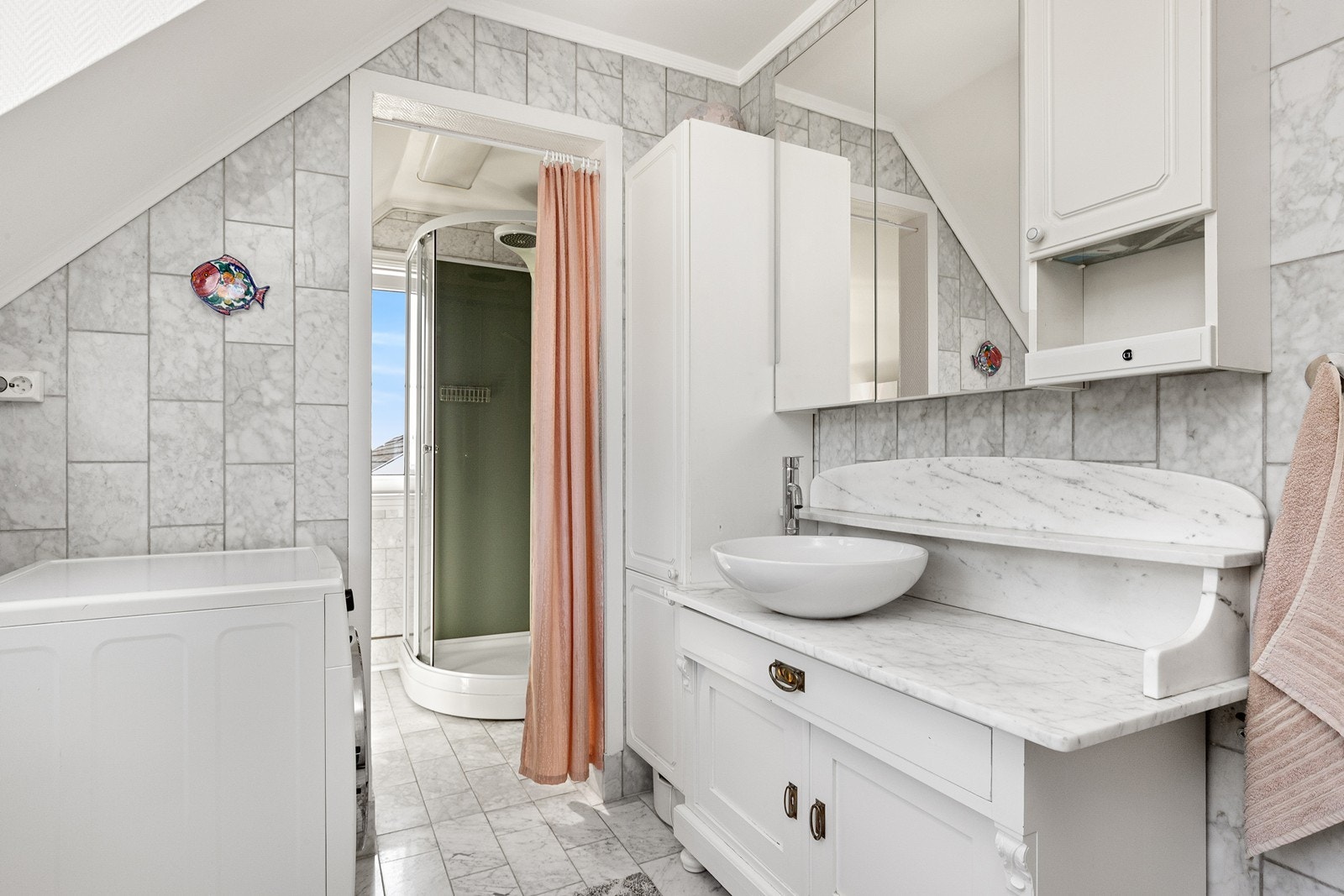 Bad i marmor - plass til vaskemaskin og dusjkabinett i eget rom. Galleribilde