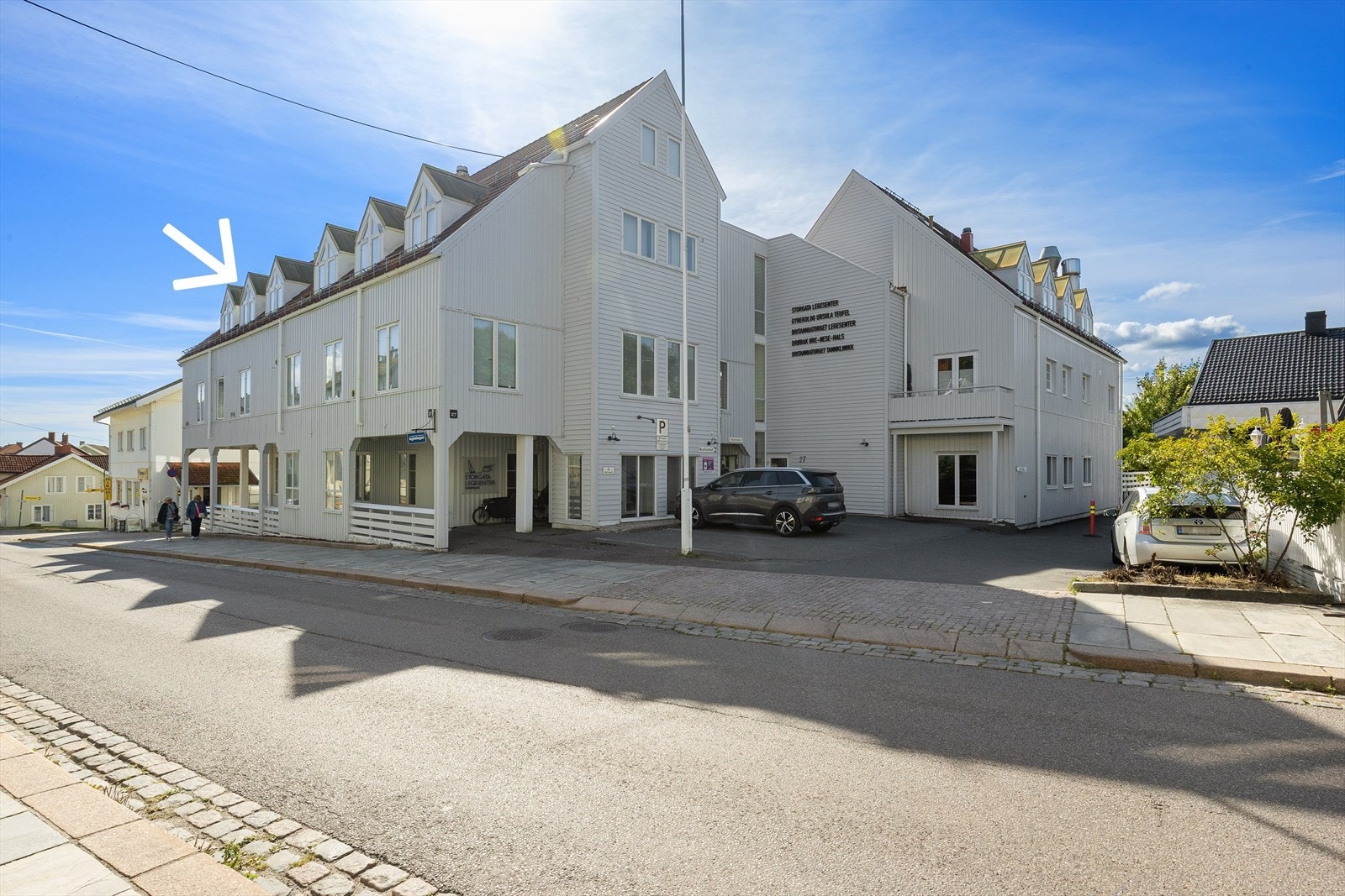 Fasaden sett fra veien - Leiligheten ligger øverst til venstre. Galleribilde