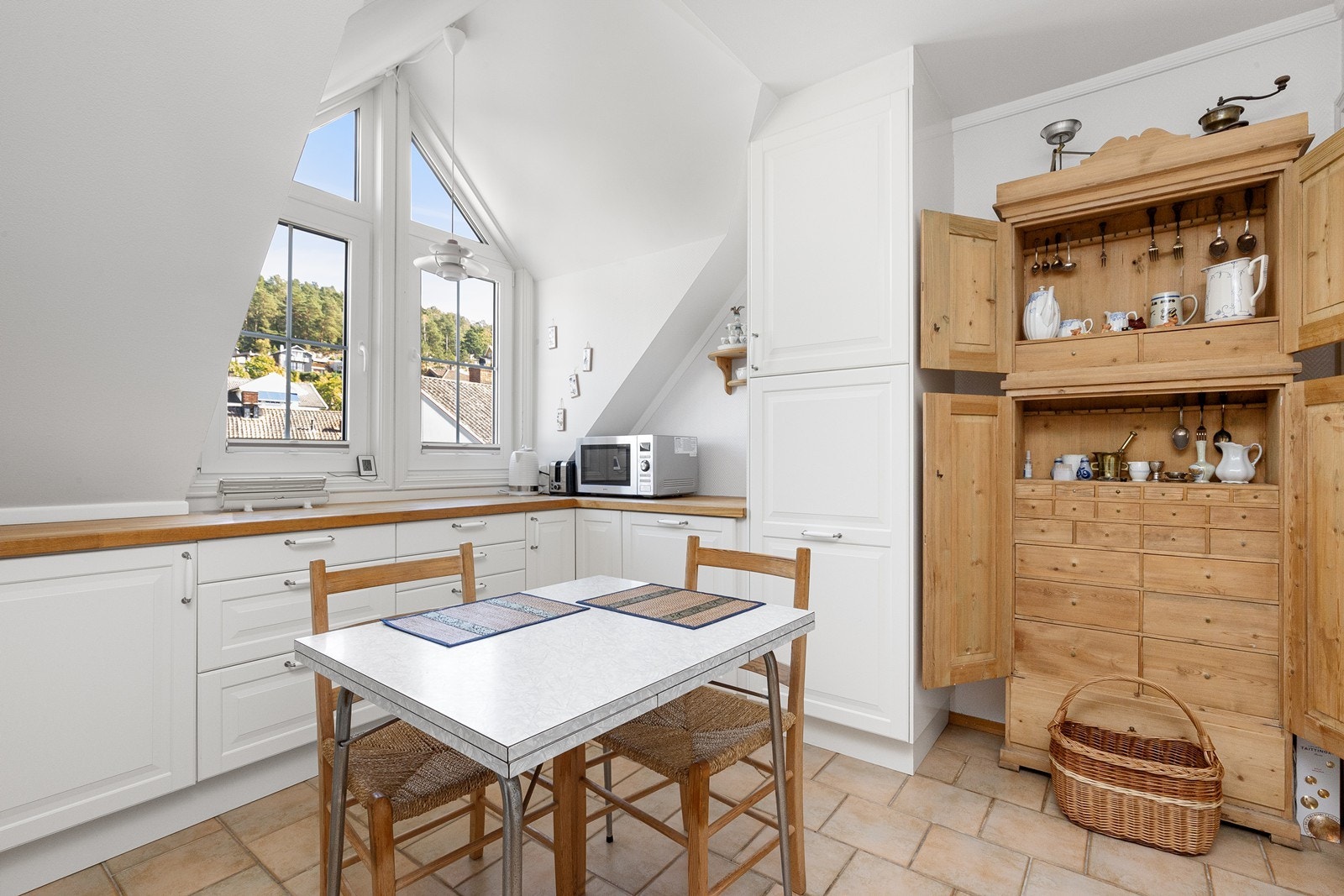 Plass til lite spisebord - Godt med benkeplass Galleribilde