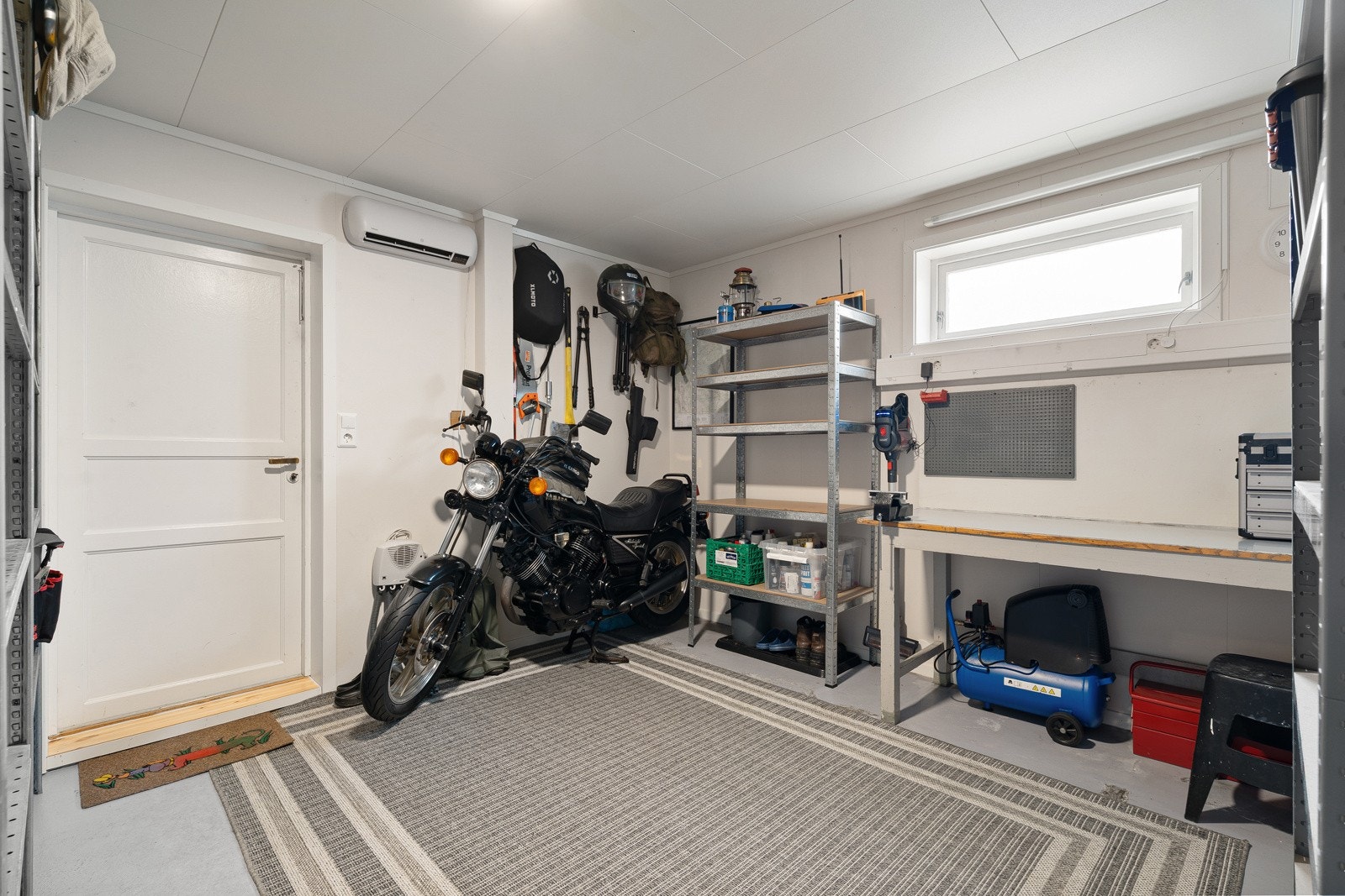 RIkelig med bodplass - perfekt for hobbyprosjekter og oppbevaring.