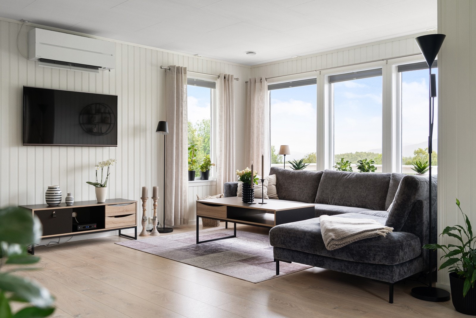 Lys og trivelig stue som gir rom for flere innredningsmuligheter.