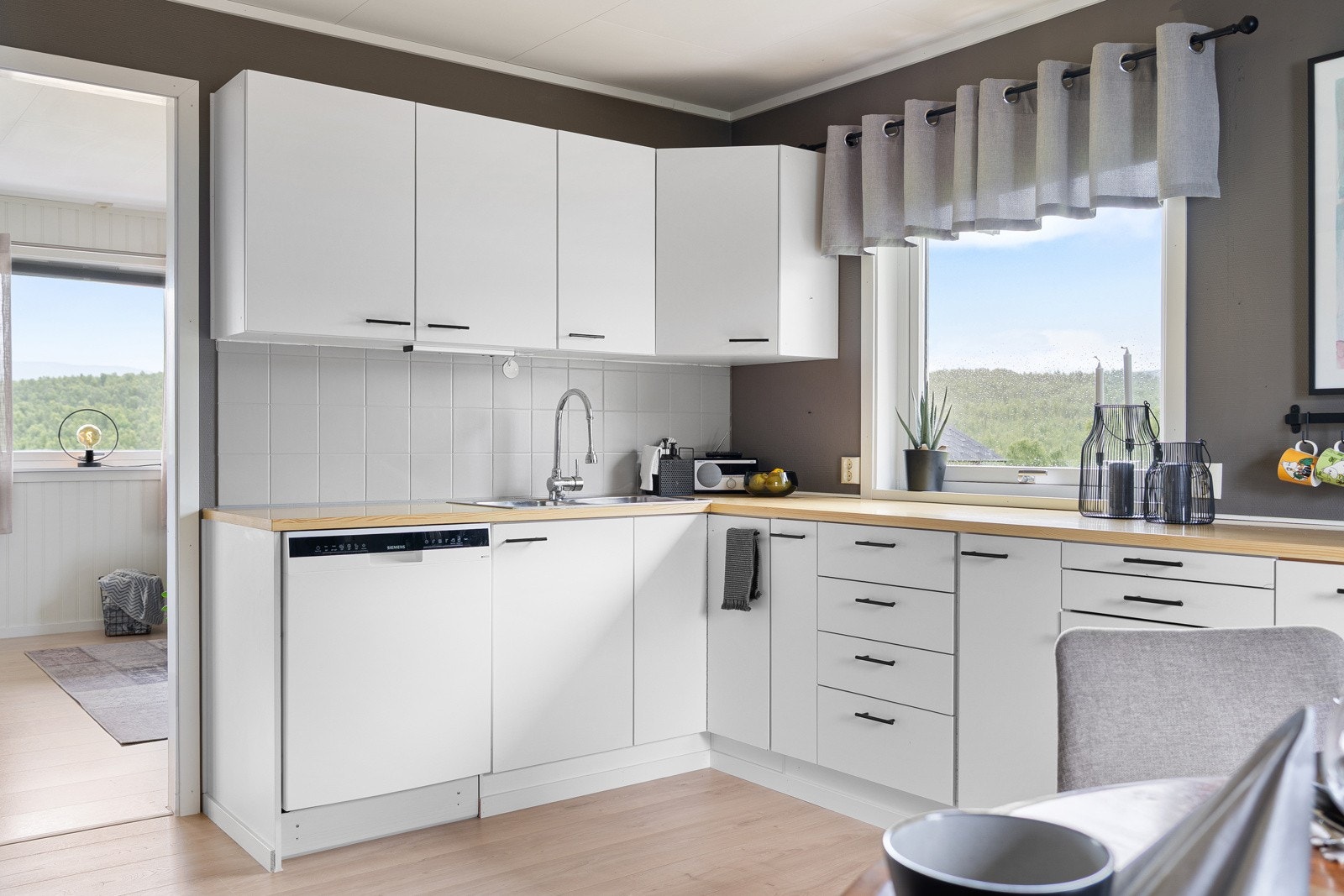 Matlagingen blir en lek i dette kjøkkenet, med plass til spisebord er kjøkkenet den perfekte sosiale sonen!