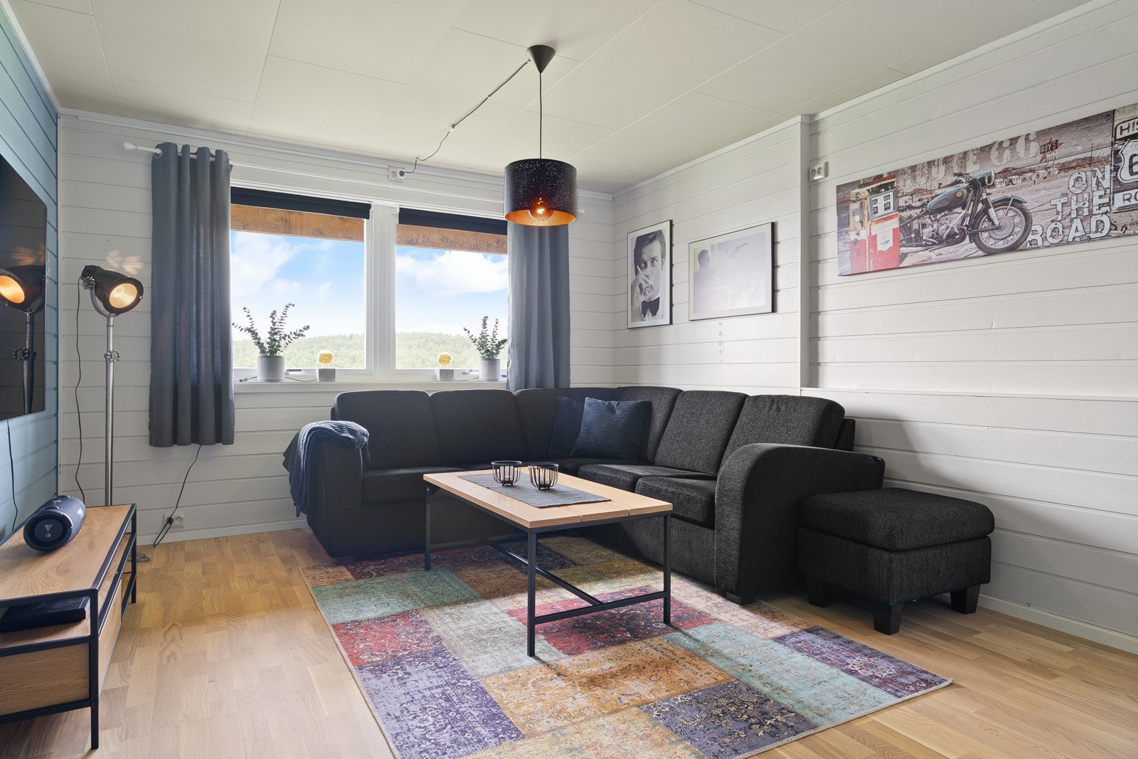 Kjellerstue med gode møbleringsmuligheter med plass til hjørnesofa.