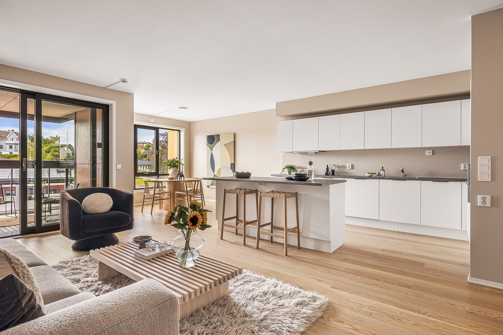 Fra stuen er det adkomst til den innglassede balkongen. Galleribilde