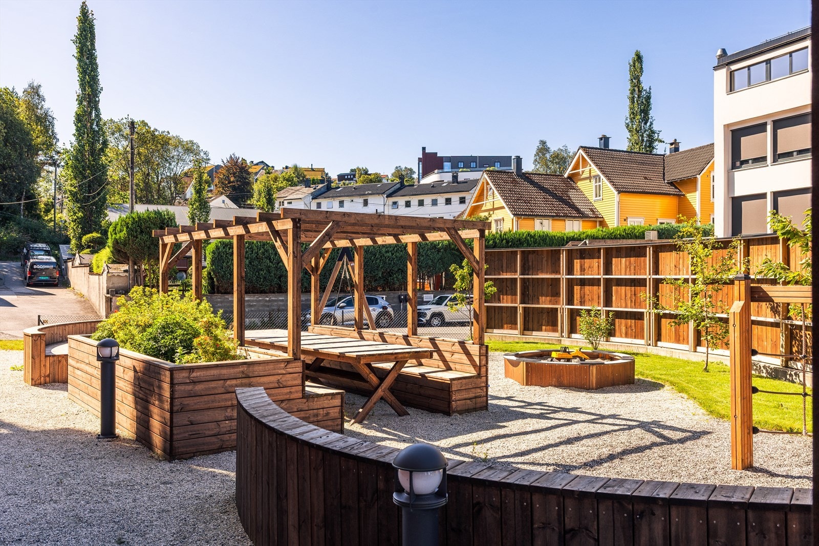 Sameiet har et eget skjermet uteområde med sitteplasser og leker til de minste! Galleribilde