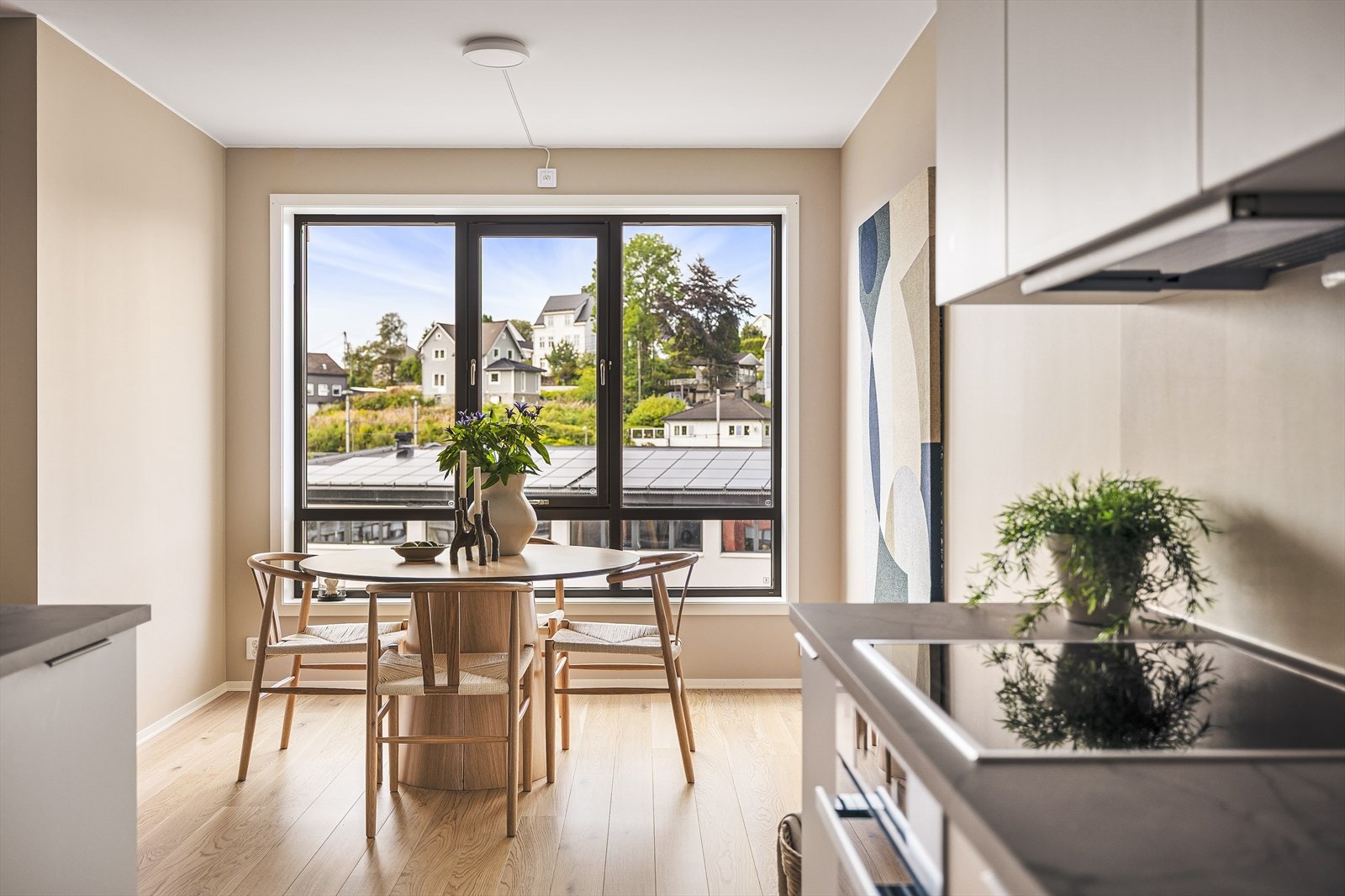 Vindusflatene til eiendommen er vestvendte | Med andre ord får vi rikelig med naturlig lys på kveld/ettermiddag! Galleribilde