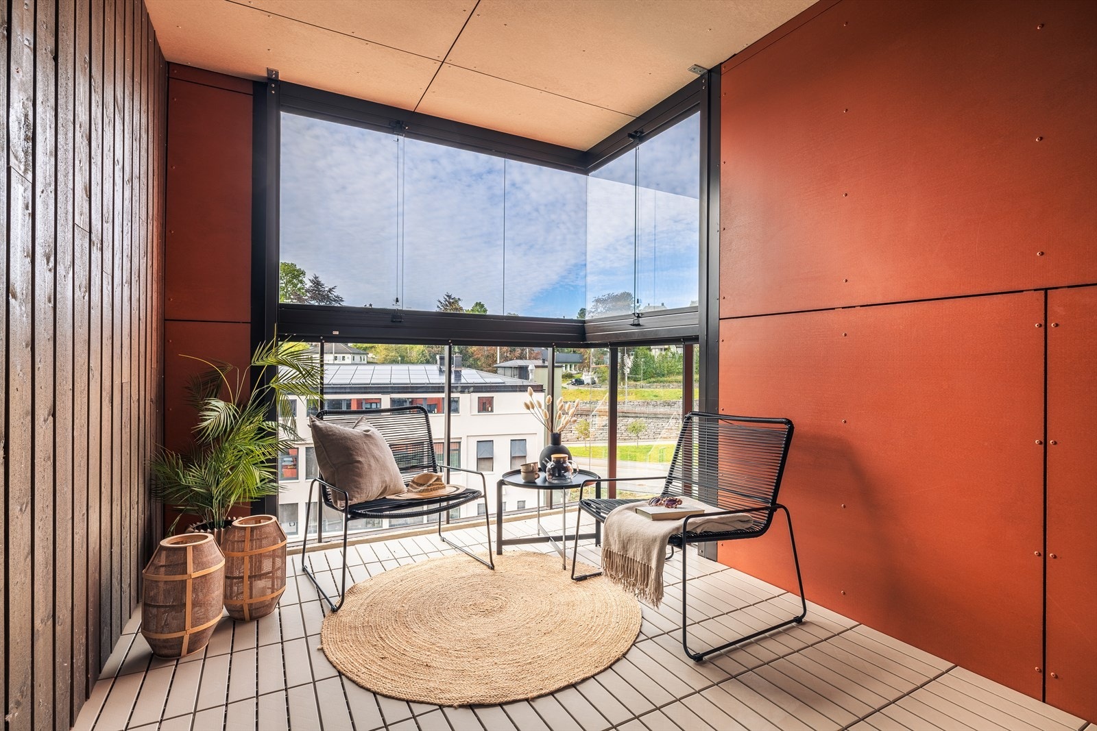 Med store skyvedører i glass kan balkongen lukkes for helårsbruk eller åpnes opp for å nyte solrike dager. Galleribilde