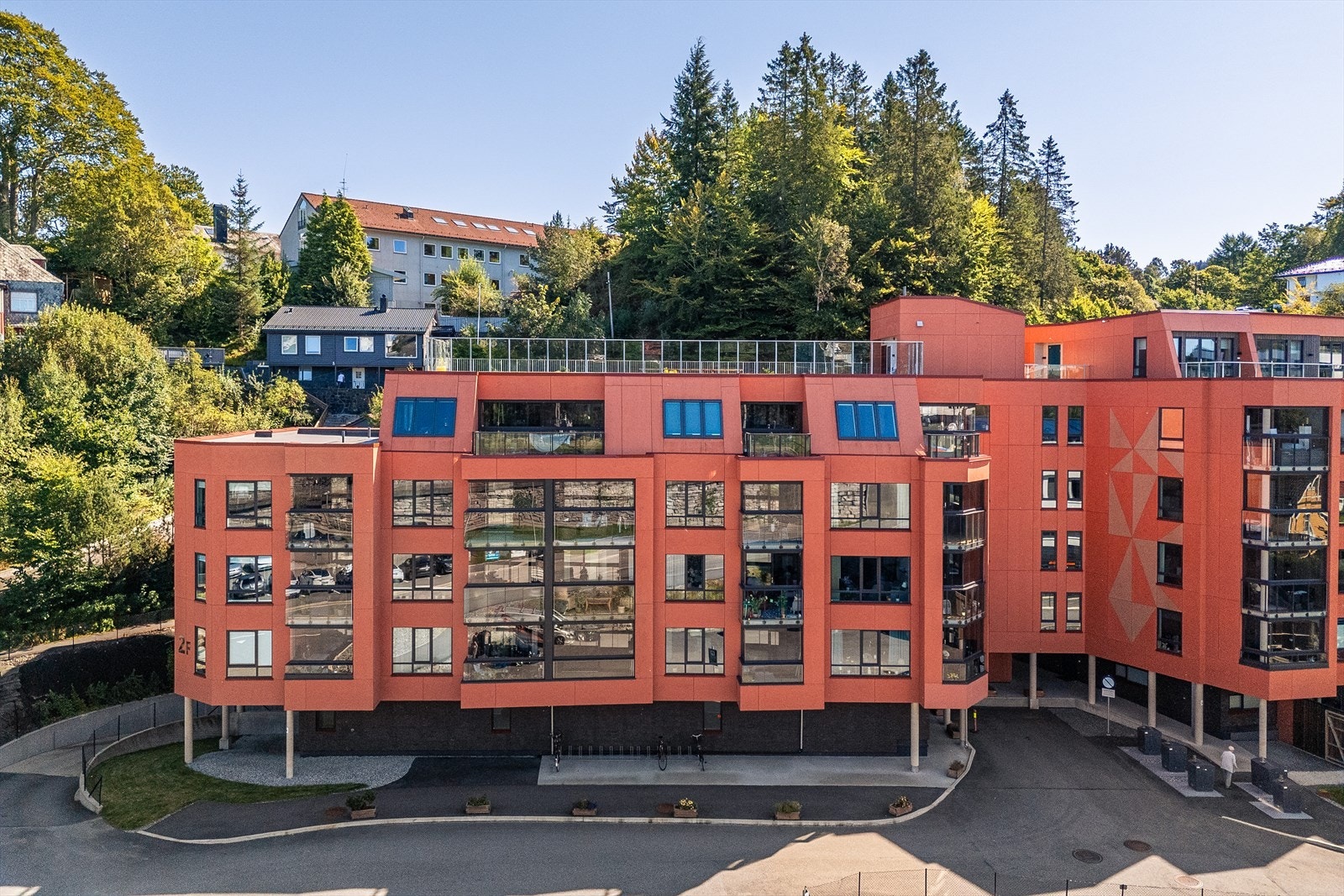 Sameiet eier en egen gjesteleilighet (studioleilighet) i bygget som beboerne kan disponere ved behov. Dette er utrolig praktisk ved f.eks større besøk. Galleribilde