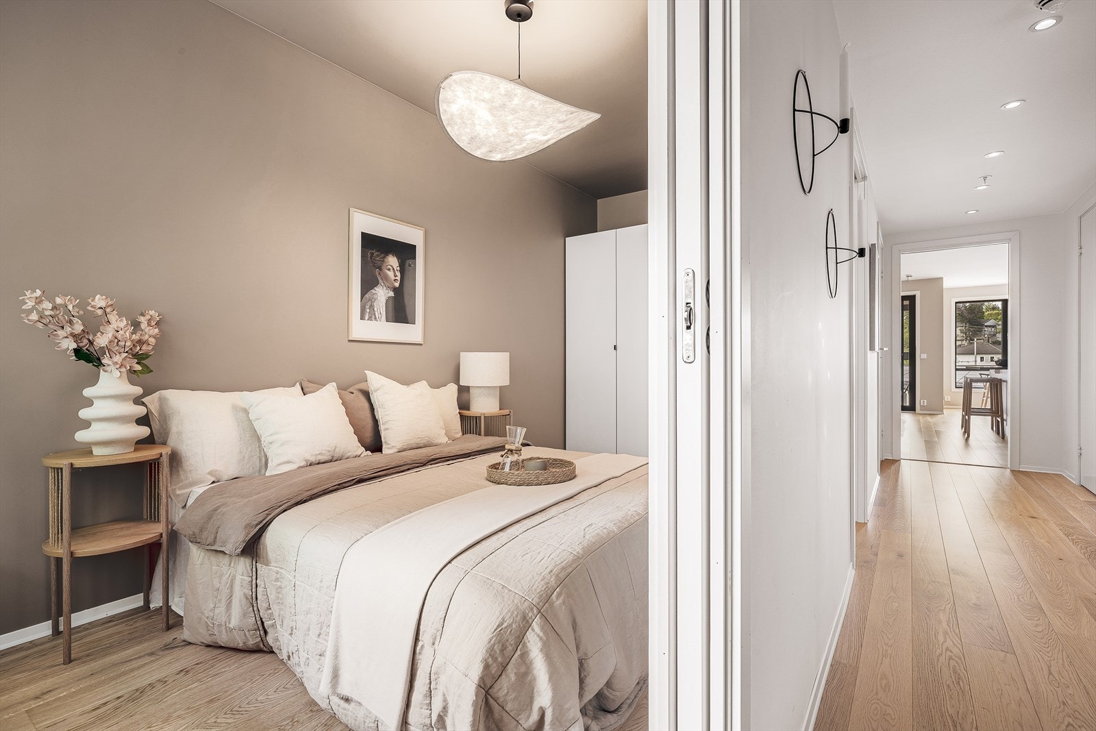 Romslig hoved soverom på 10 kvm | Merk det er adkomst på begge sider av sengen | Laila løsning Galleribilde