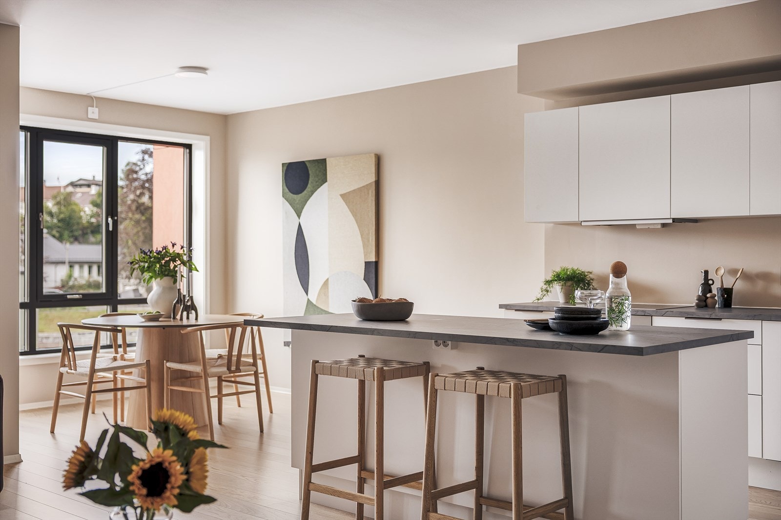 Stilrent og tidløst kjøkken fra kvalitetsmerket HTH | Merk den flotte øyen som inviterer til sosial matlagning! Galleribilde