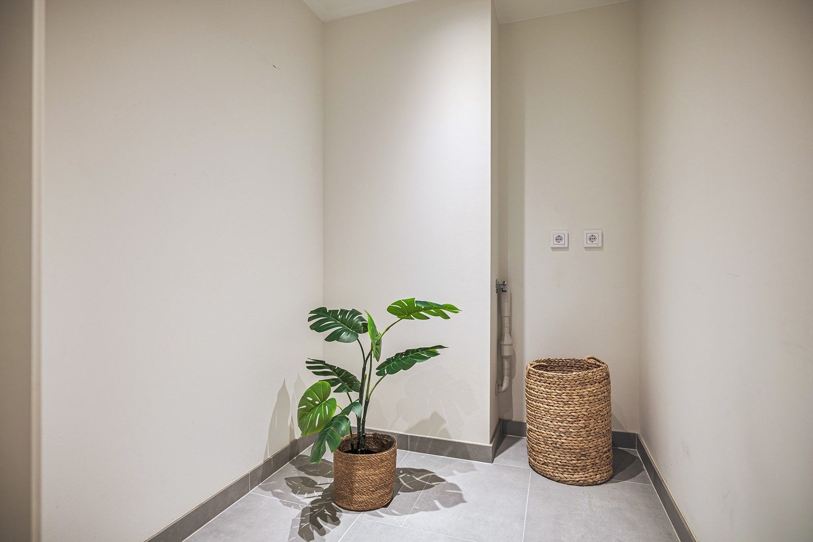 Denne pluss boligen er påkostet med eget vaskerom | Her også går 60x60 flisene igjen. Galleribilde