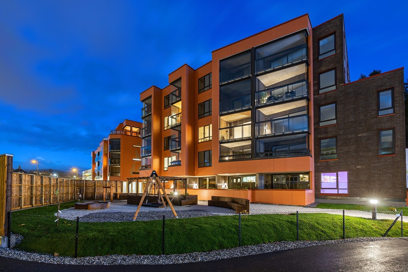 Bygget er fra 2022 og har en utmerket arkitektonisk utforming | Fra eiendommen er det 2 min avstand til både bybane, dagligvare og treningssenter! Galleribilde