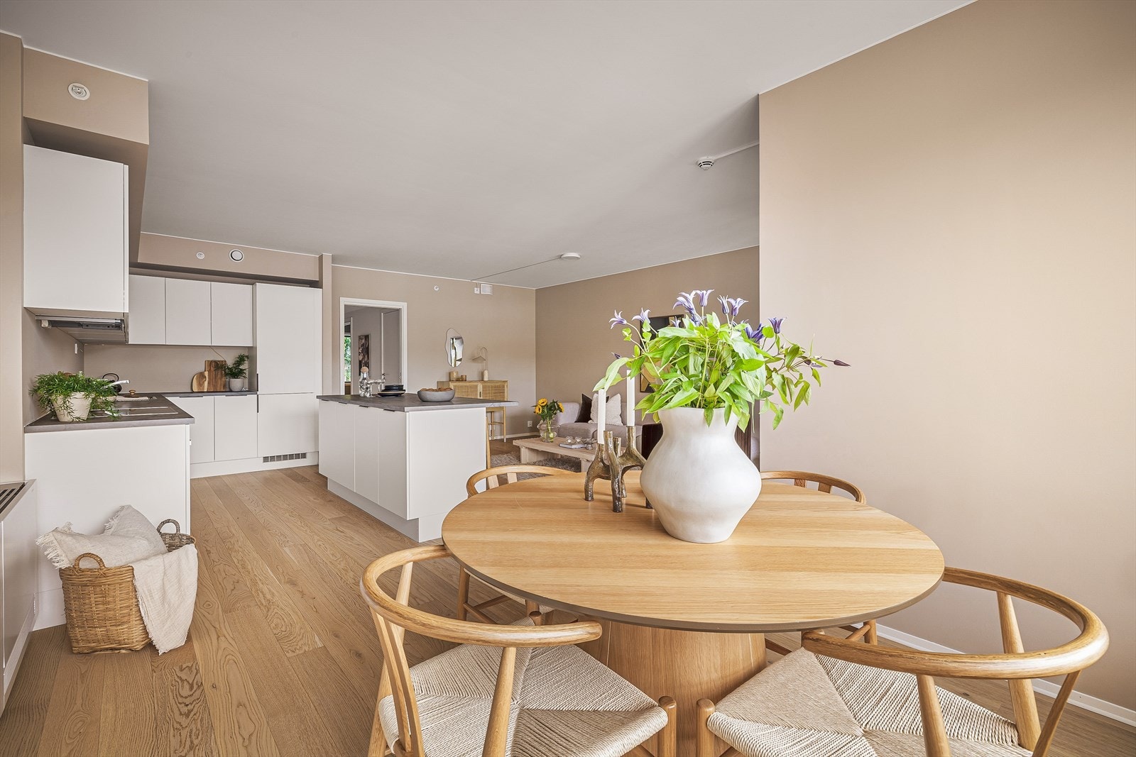 Eiendommens utforming er gjennomtenkt med en egen sone for spisegruppe! Galleribilde