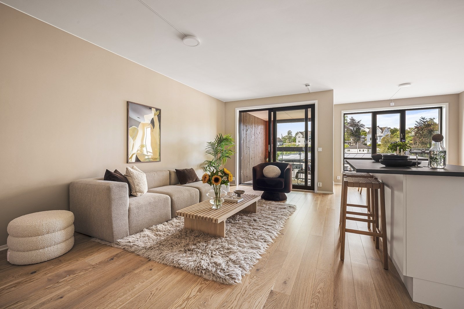 Leiligheten har en åpen stue- og kjøkkenløsning som skaper en sosial og luftig atmosfære. | Dette rommet måler hele 39,4 kvm Galleribilde