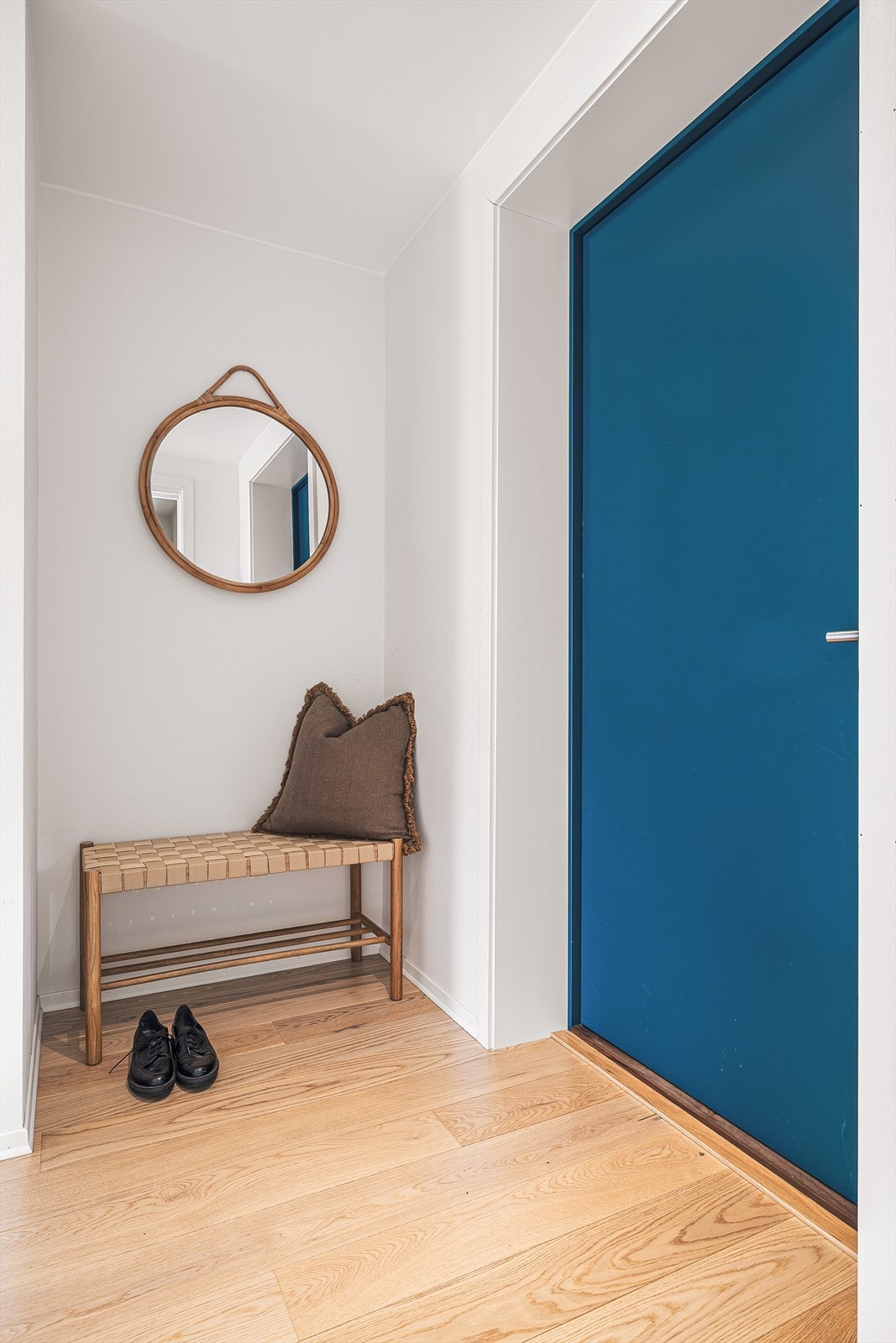 Det er trappefri adkomst via heis | Merk hele gangen har 1-stavs parkettgulv og varmekabler! Galleribilde