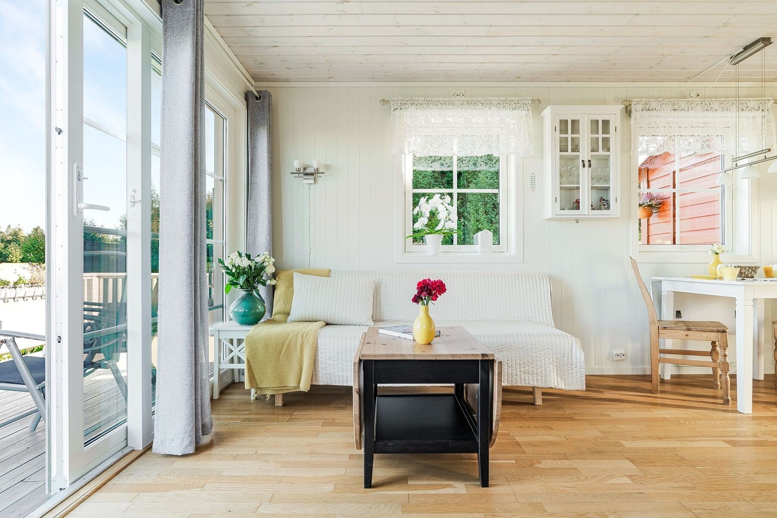 Pen stue med store vindusflater som sørger for en gjennomlyst stue. Galleribilde