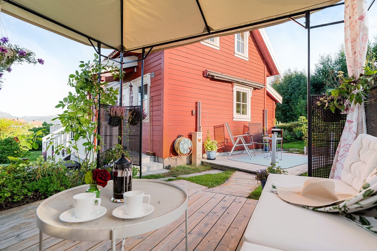 Sjarmerende og idyllisk fritidseiendom med solrik beliggenhet i populær kolonihage på Skatval. Galleribilde