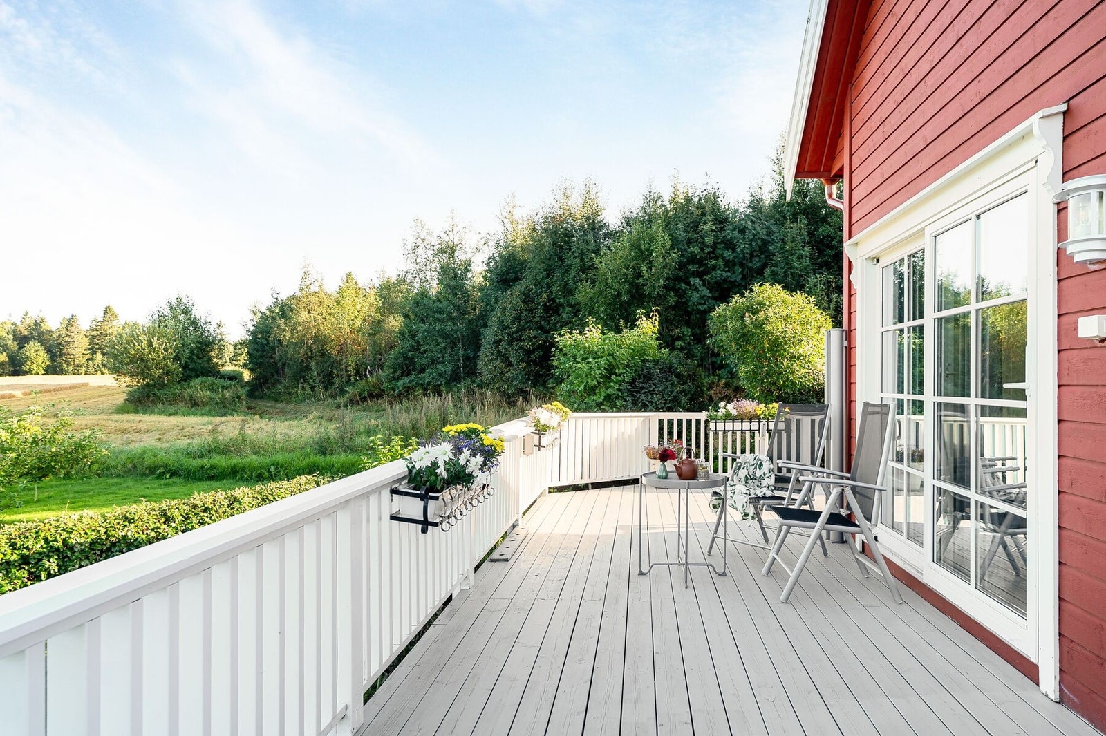 Her kan du flytte deg etter sola, eller skyggen om du vil. Galleribilde