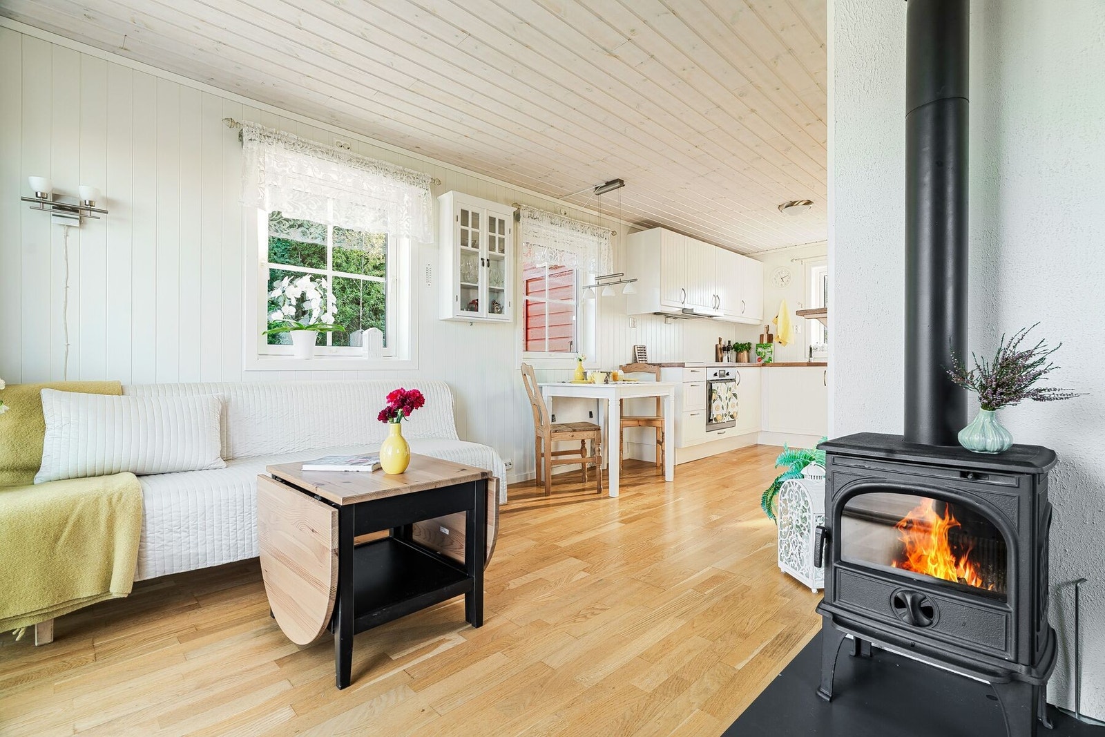 Velkommen inn - hytta består av to etasjer med oppholdsrom med bl.a. stue, kjøkken, bad og spiseplass i 1. etasje og soverom på loft. Galleribilde