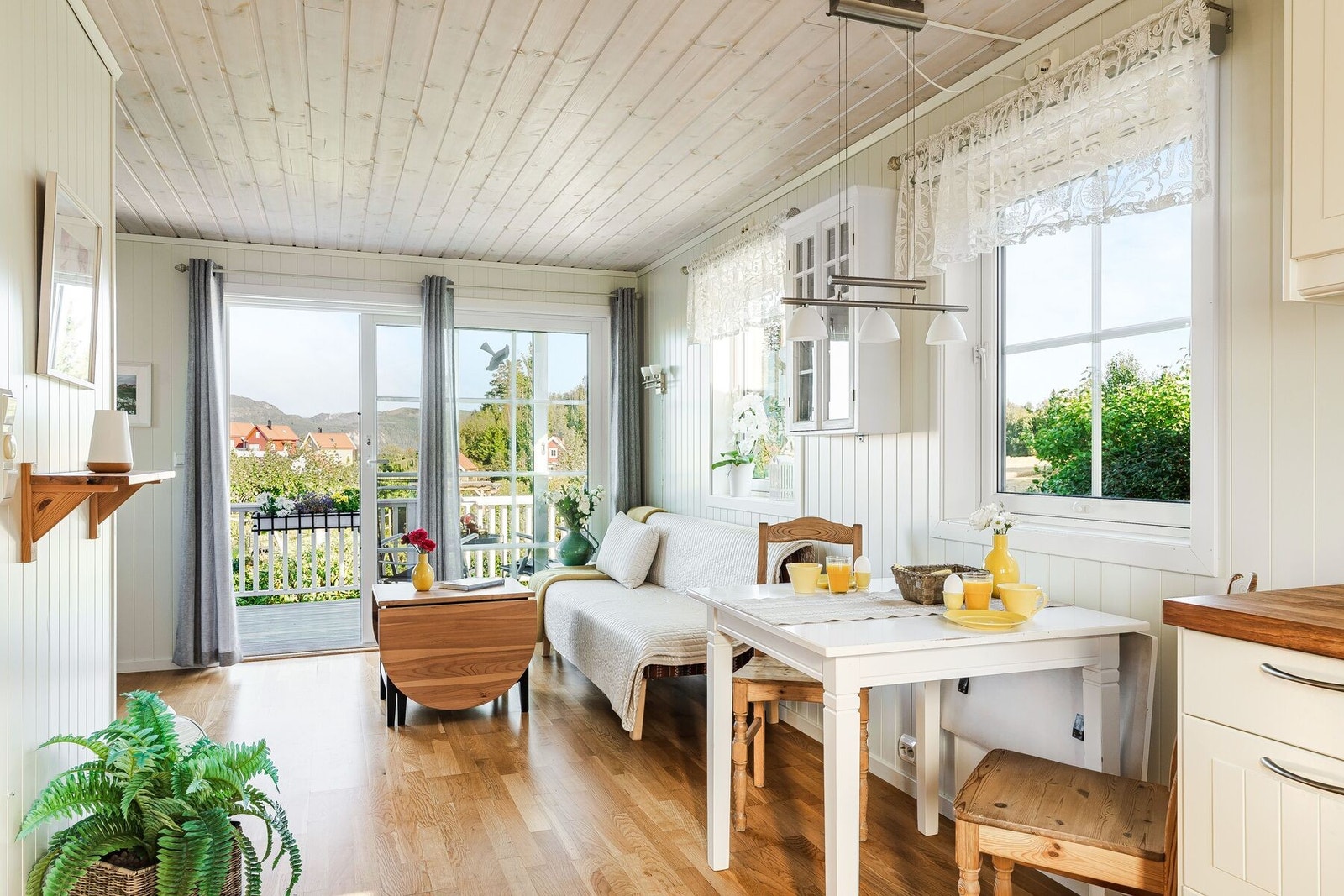 Mellom stuen og kjøkkenet finner spisemøblement sin naturlige plassering. Utgang til en herlig terrasse fra stuen. Galleribilde
