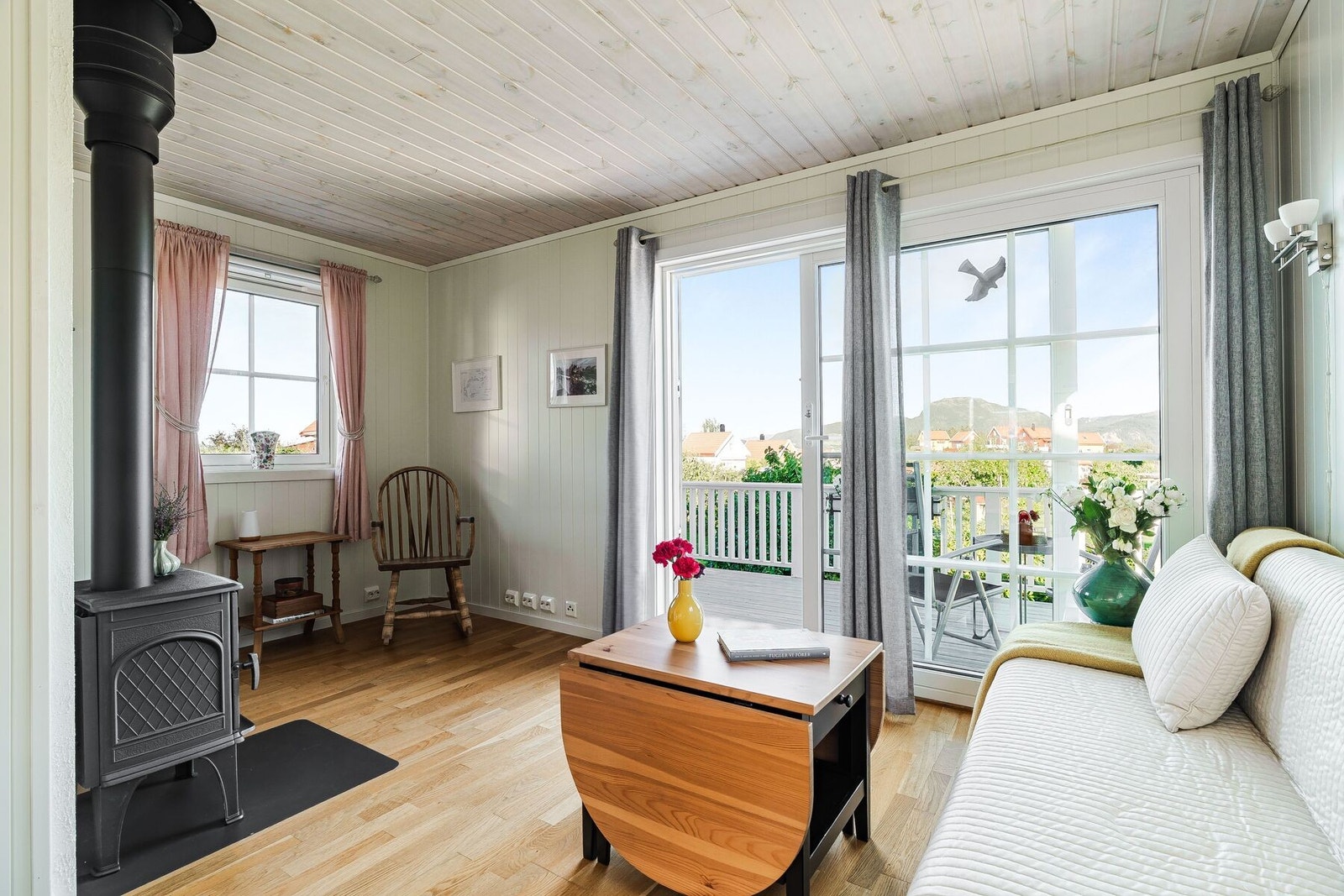 Stuens planløsning sørger for flere møbleringsmuligheter. Galleribilde