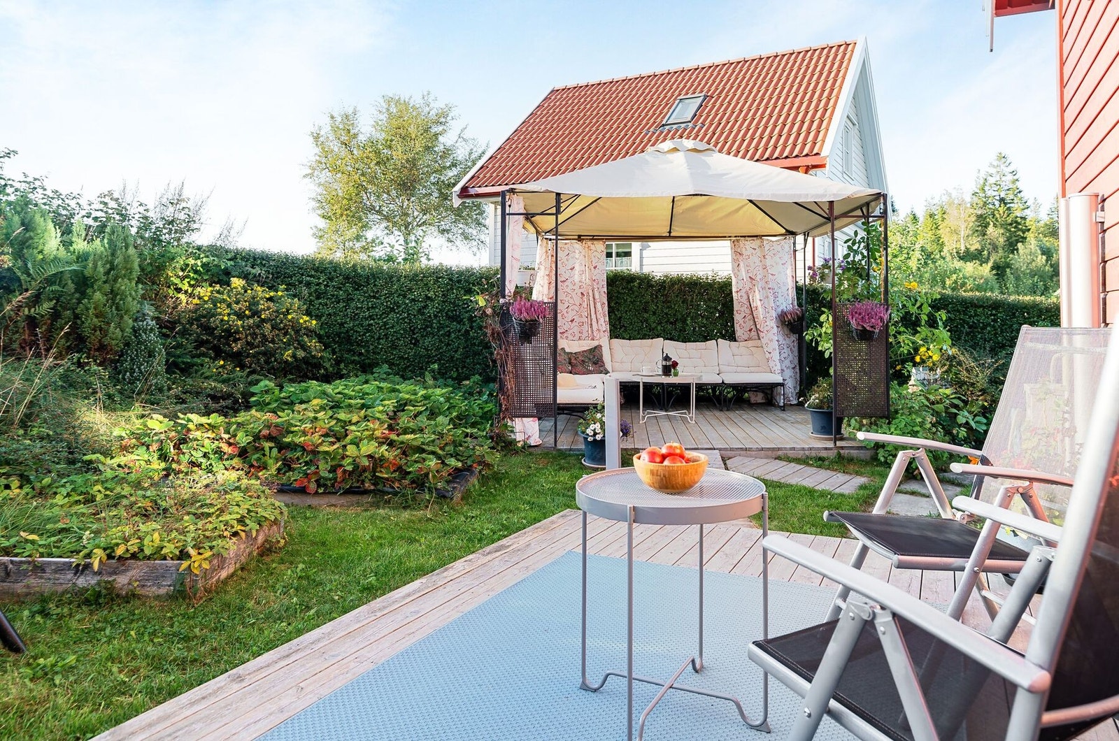 Denne eiendommen byr på flere hyggelige uteplasser å boltre seg på i frodige omgivelser og har en av de beste plasseringene i feltet. Galleribilde