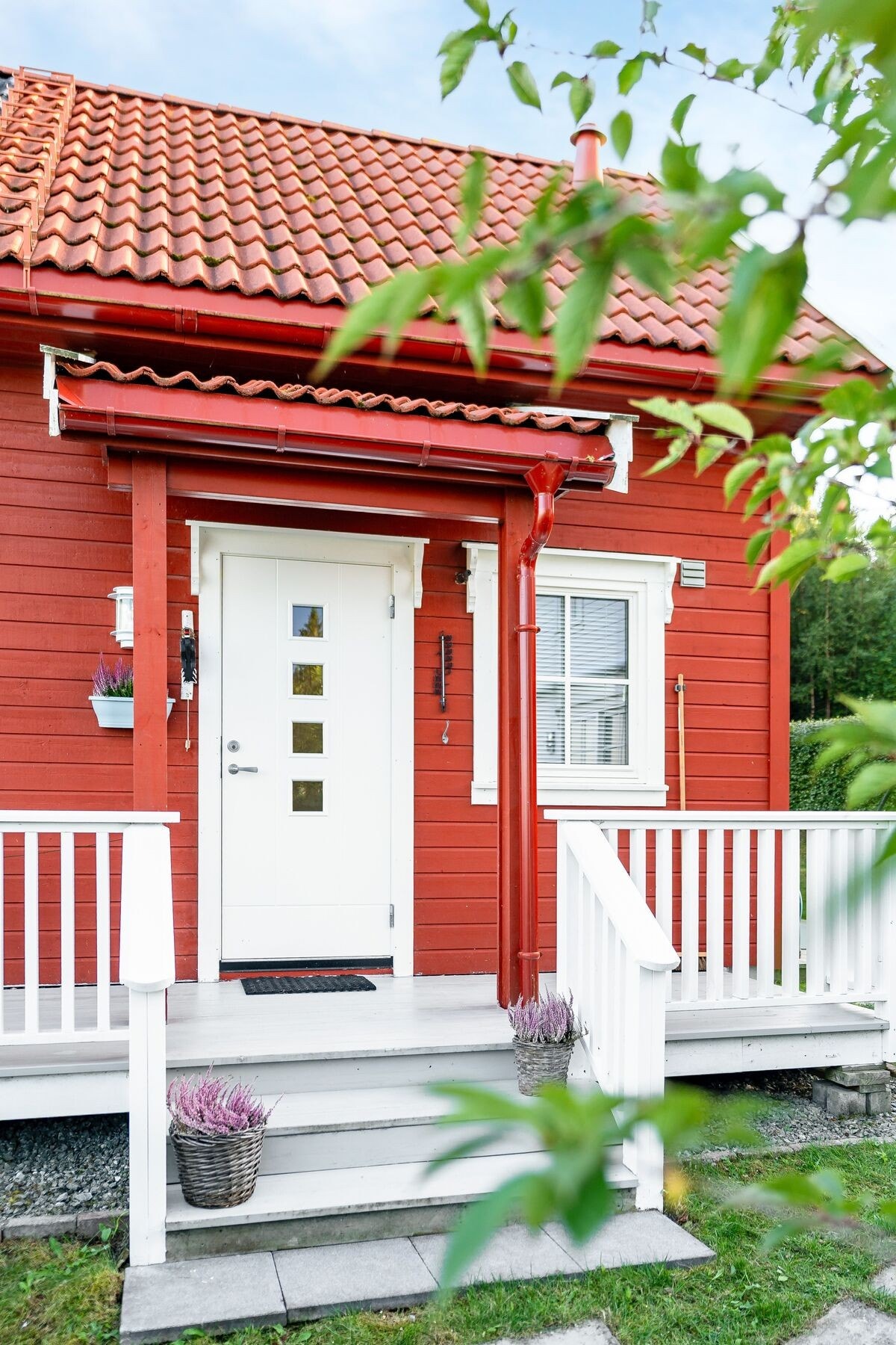 Terrassen som omkranser hytta er nylig beiset i september. Galleribilde