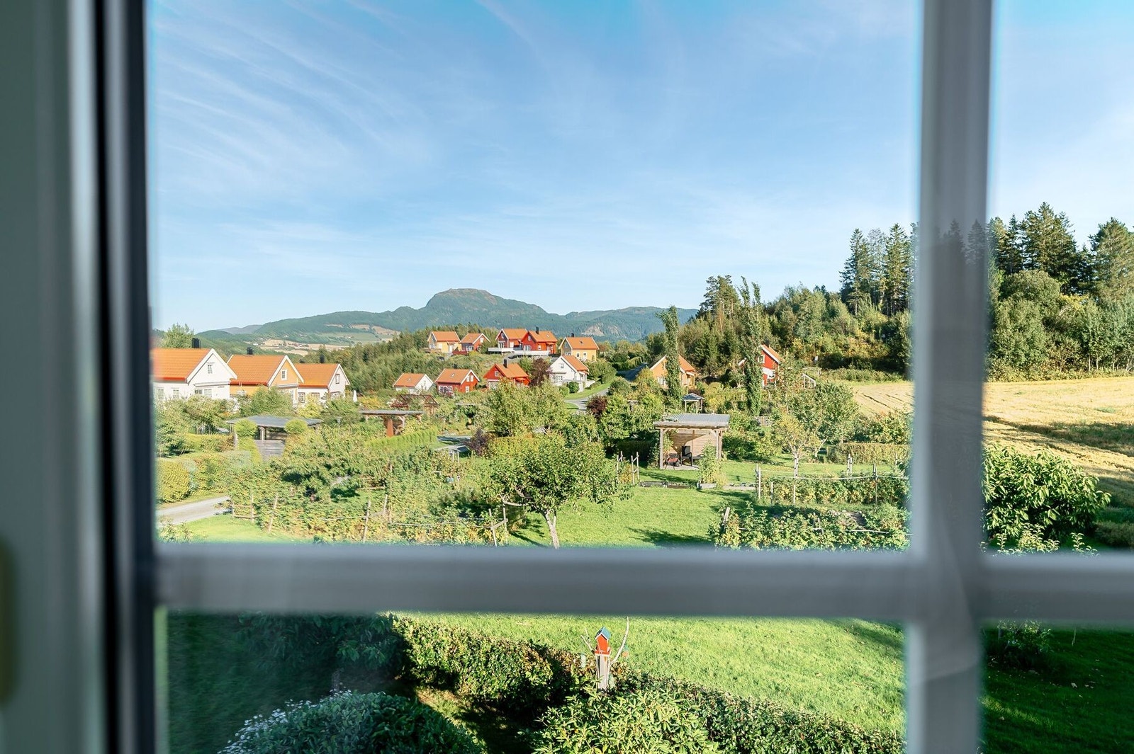 Fra soverommet er det nydelig utsikt utover parsellhagene med en rekke vekster. Galleribilde
