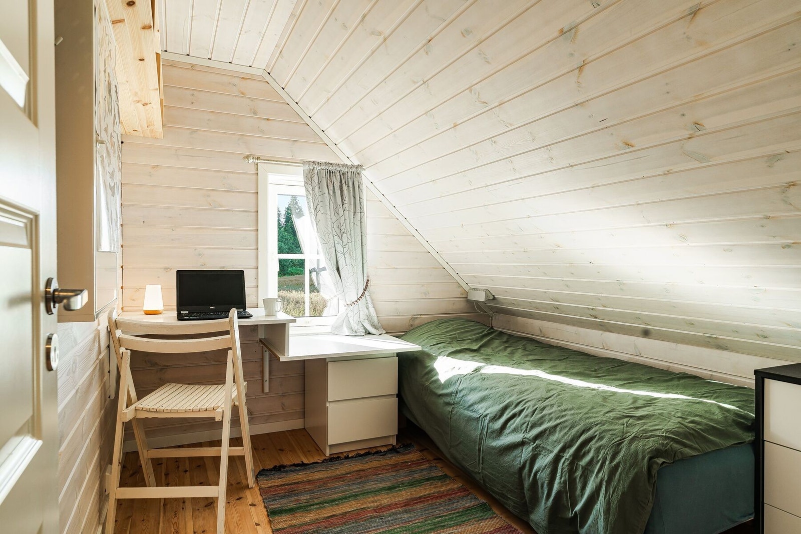Det andre soverommet er på 4,5 m² og har en praktisk plassbygd pult, som er praktisk for de som ønsker hjemmekontor på hytta. Galleribilde