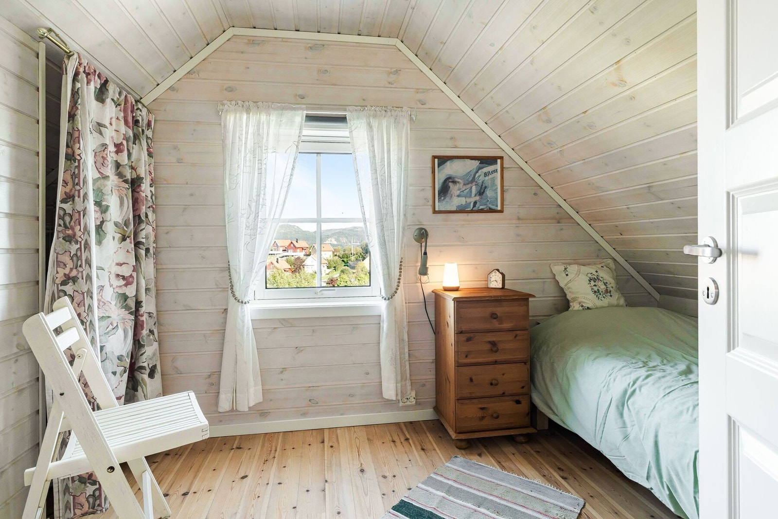 Soverommet måler 5,2 m² og har plass til større seng, nattbord og kommode til oppbevaring av klær. Praktisk "oppbevaringsrom" på venstre side. Galleribilde