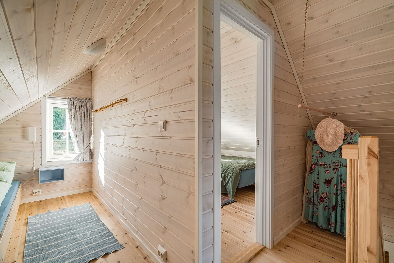 I gangen er det flere bruksmuligheter av arealet, dagens selger har innredet det med en ekstra seng. Galleribilde